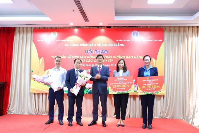 Doanh nghiệp hỗ trợ y bác sỹ qua Chương trình “Bảo vệ Blouse trắng” doanh nghiep ho tro y bac sy qua chuong trinh bao ve blouse trang