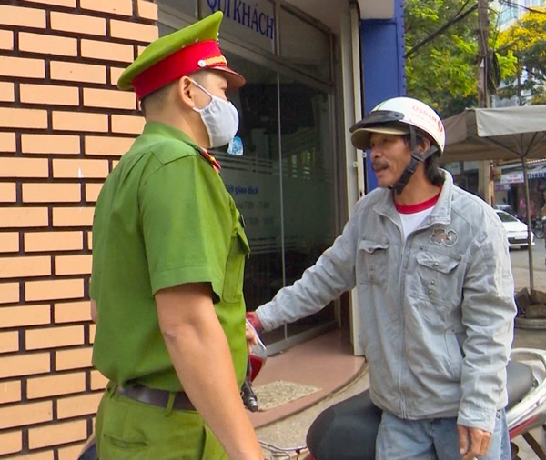 Còn nhiều người tại TPHCM vẫn chủ quan lơ là với Covid- 19 Còn nhiều người tại TPHCM vẫn chủ quan lơ là với Covid- 19