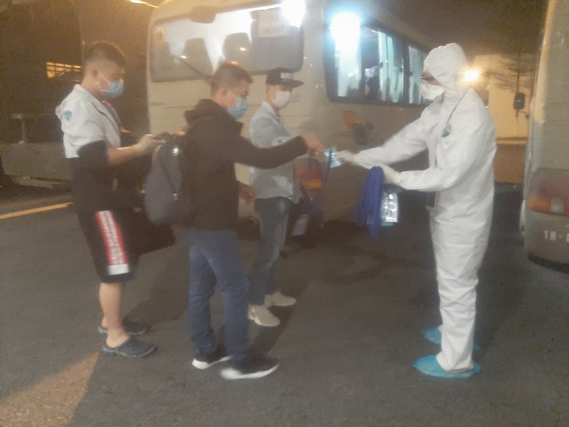 Tâm sự đầy nước mắt của nữ điều dưỡng làm nhiệm vụ đưa người nhập cảnh về nơi cách ly tam su day nuoc mat cua nu dieu duong lam nhiem vu dua nguoi nhap canh ve noi cach ly