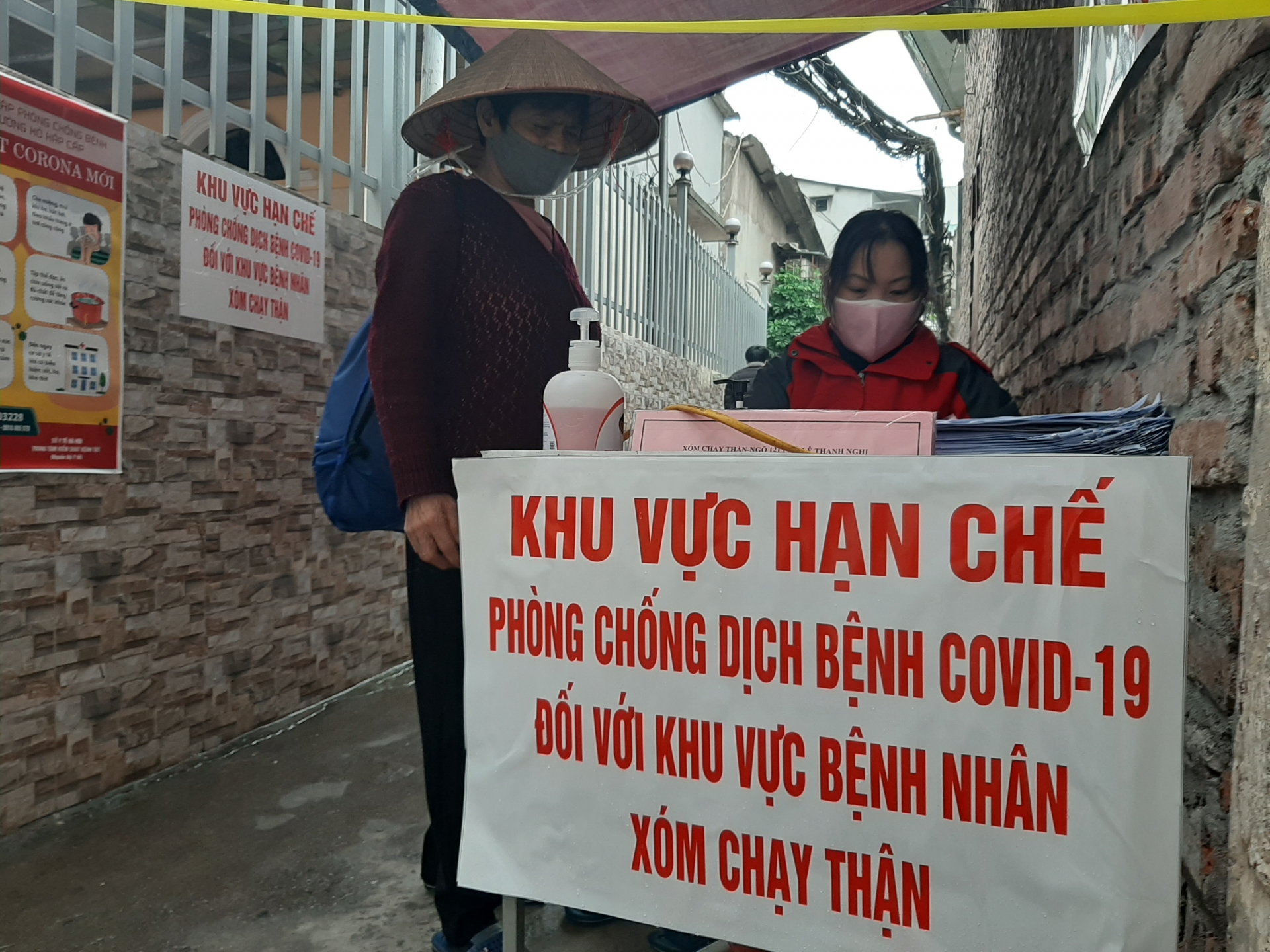 xom chay than nhan duoc su tro giup toi da de khong bi bo lai phia sau