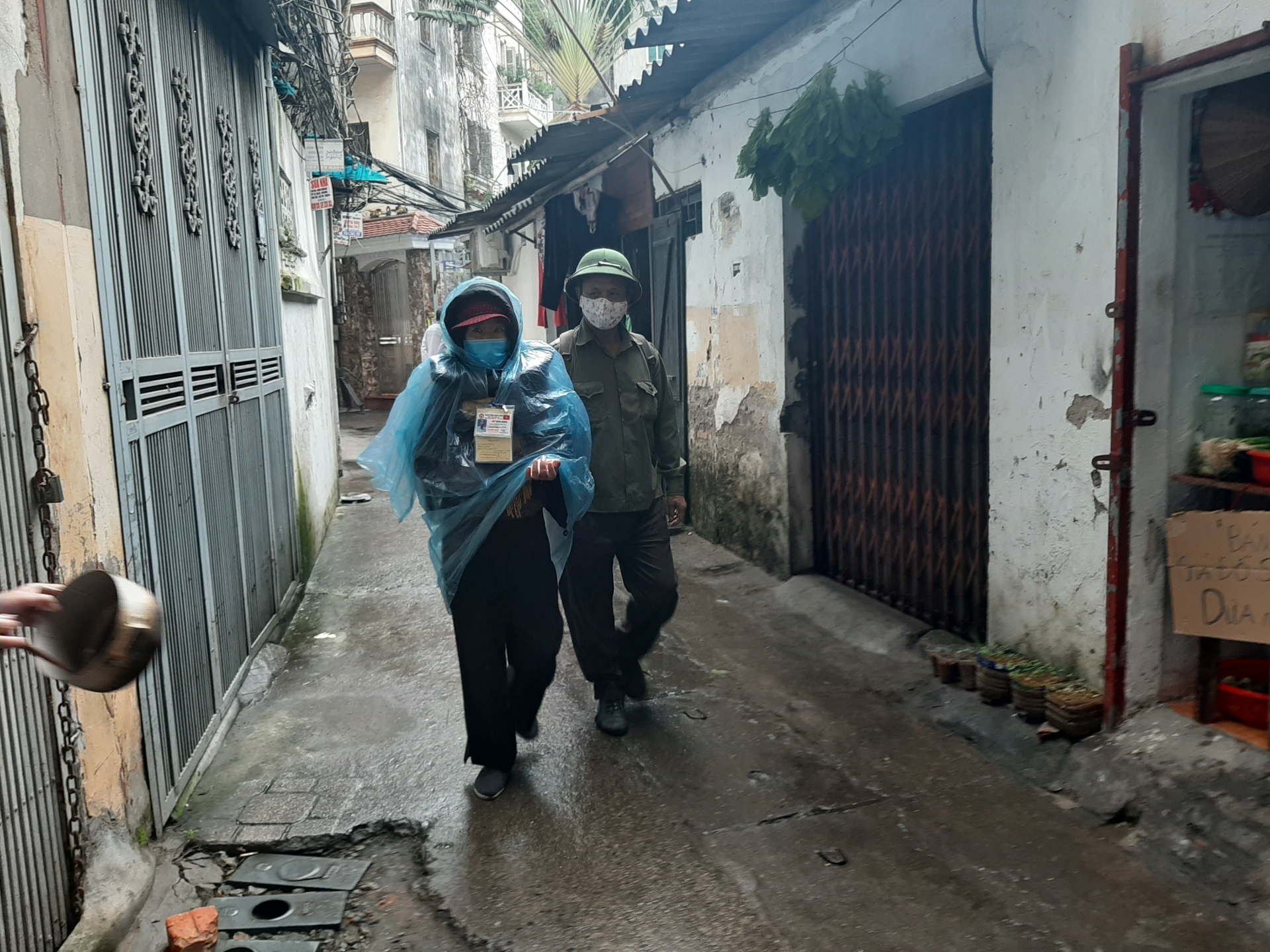 xom chay than nhan duoc su tro giup toi da de khong bi bo lai phia sau