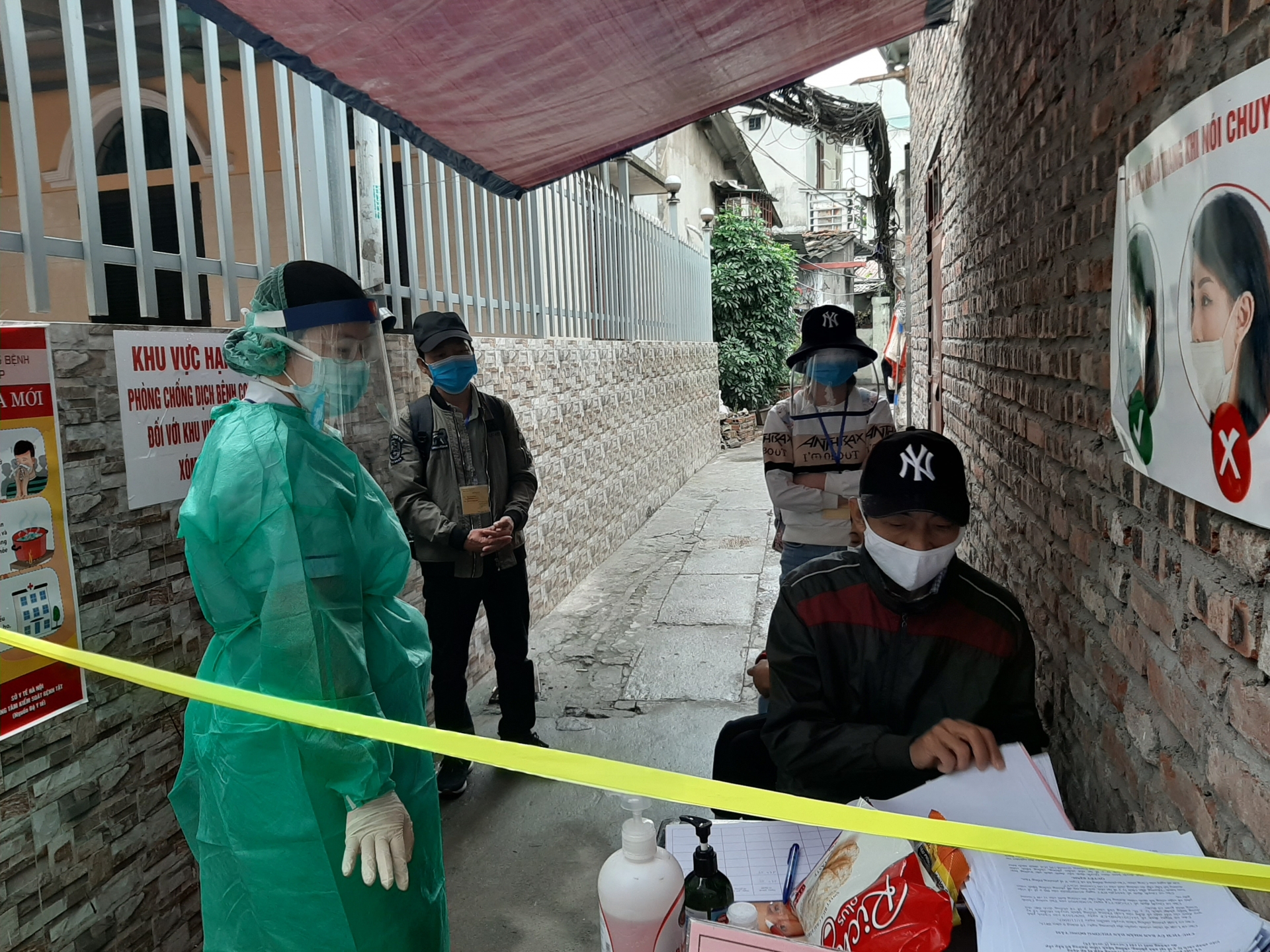 xom chay than nhan duoc su tro giup toi da de khong bi bo lai phia sau