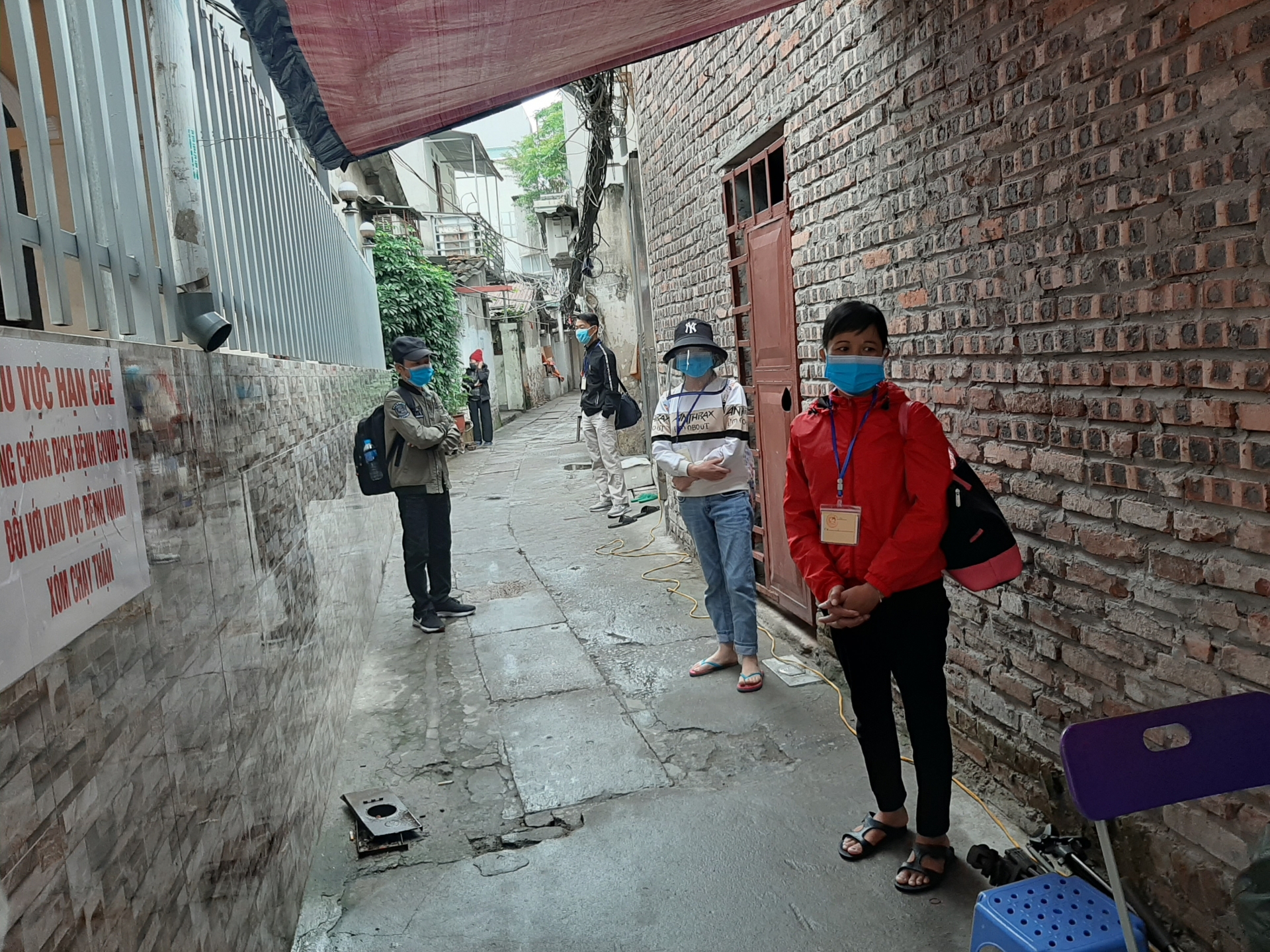 xom chay than nhan duoc su tro giup toi da de khong bi bo lai phia sau