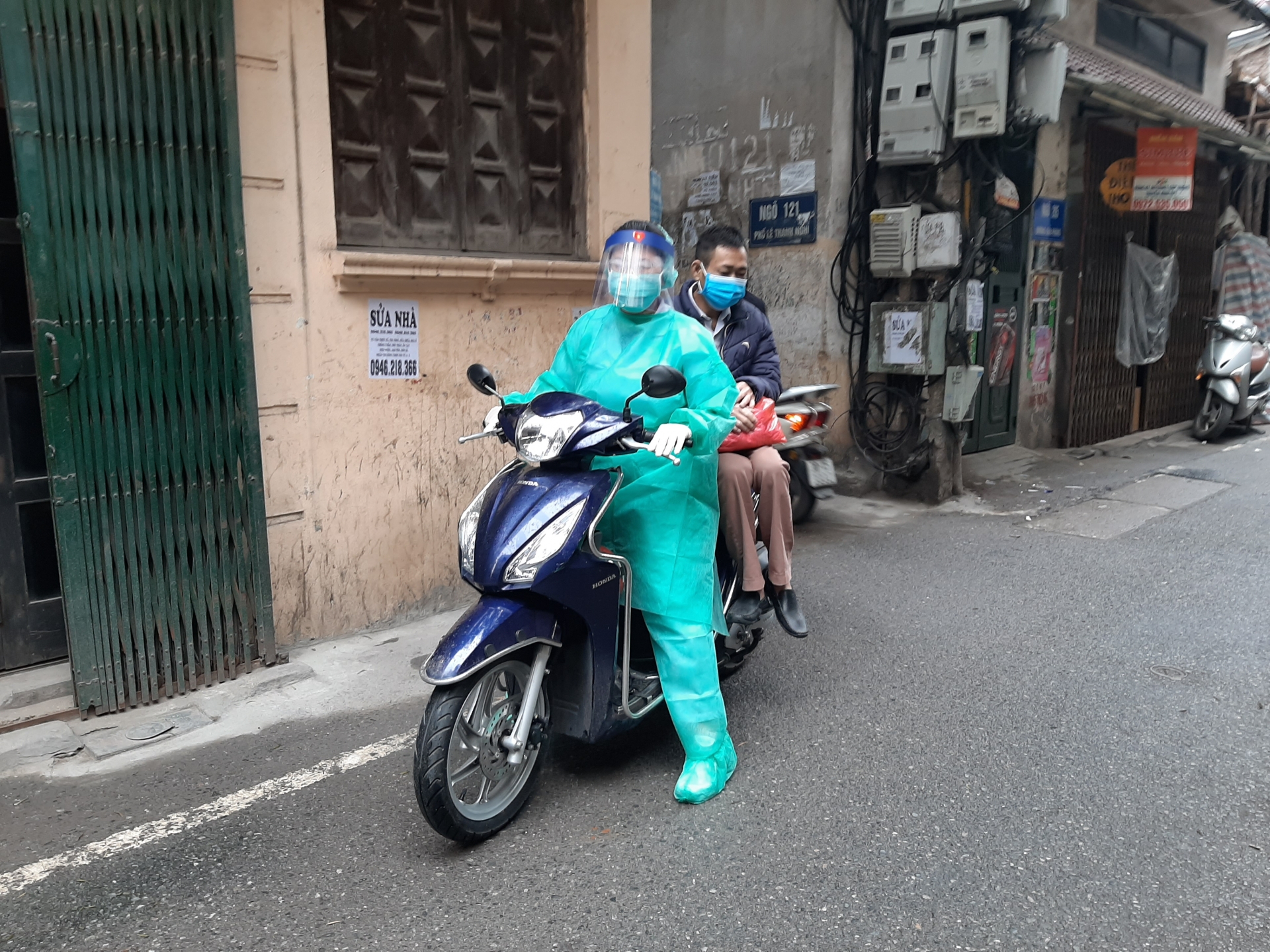 xom chay than nhan duoc su tro giup toi da de khong bi bo lai phia sau