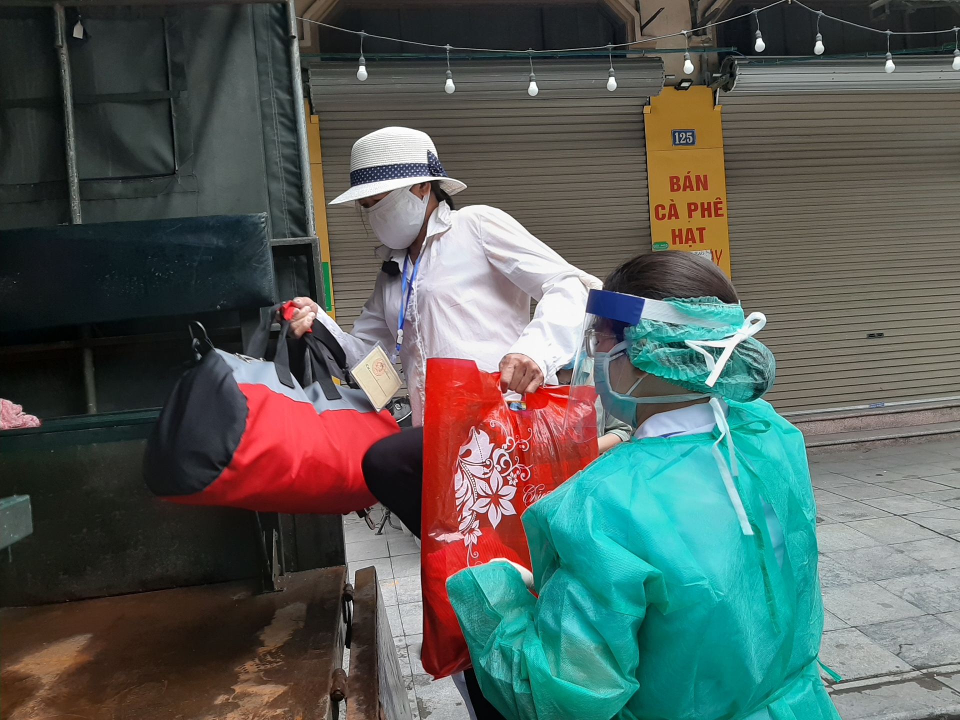 xom chay than nhan duoc su tro giup toi da de khong bi bo lai phia sau