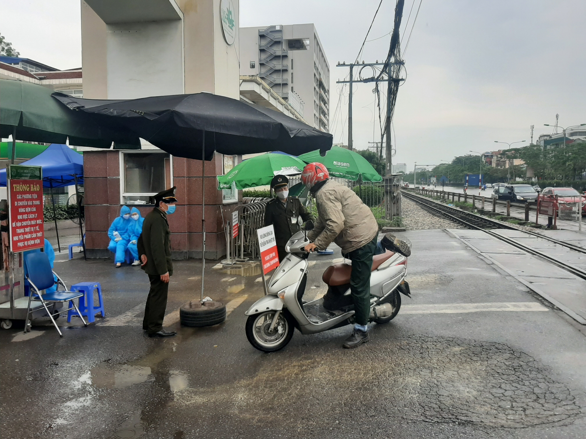 Bệnh viện Bạch Mai duy trì hoạt động như trong giai đoạn cách ly đến hết tháng 4 benh vien bach mai duy tri hoat dong nhu trong giai doan cach ly den het thang 4
