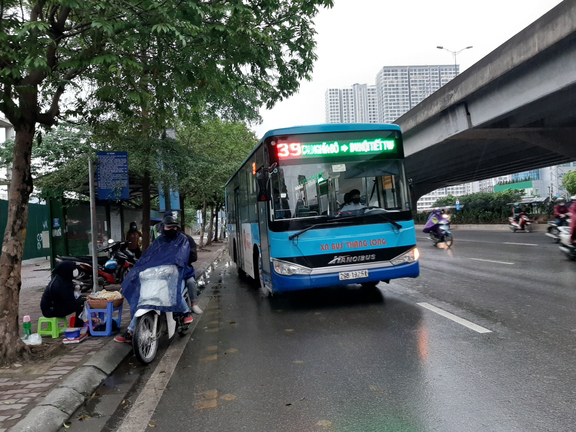 Hà Nội: xe khách liên tỉnh chưa hoạt động, cò xe vẫn bát nháo lộng hành ha noi xe khach lien tinh chua hoat dong co xe van bat nhao long hanh