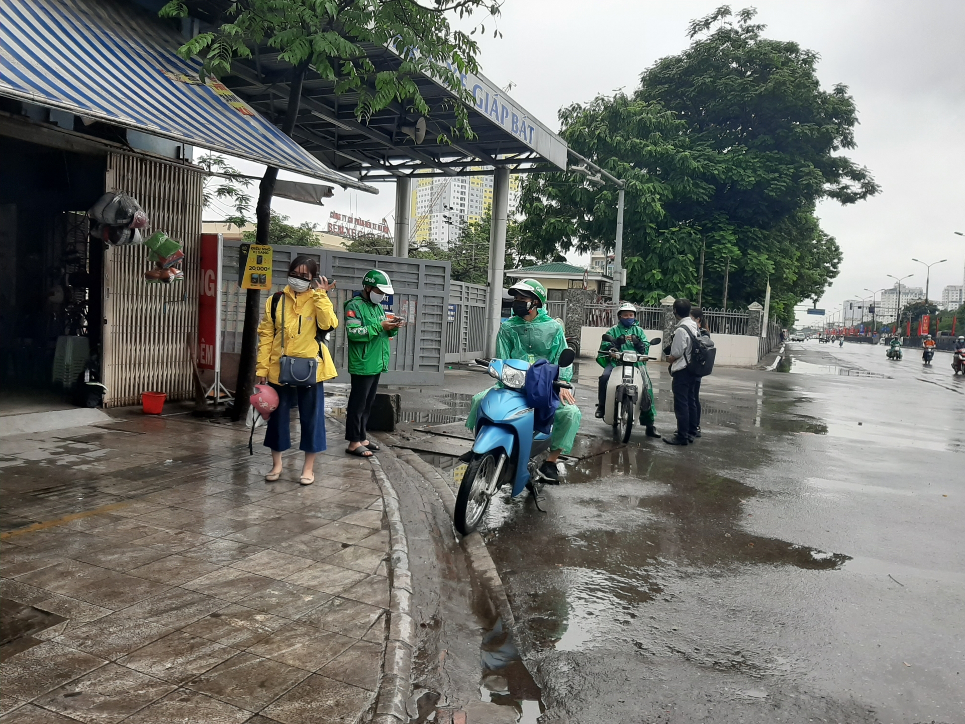 Hà Nội: xe khách liên tỉnh chưa hoạt động, cò xe vẫn bát nháo lộng hành ha noi xe khach lien tinh chua hoat dong co xe van bat nhao long hanh