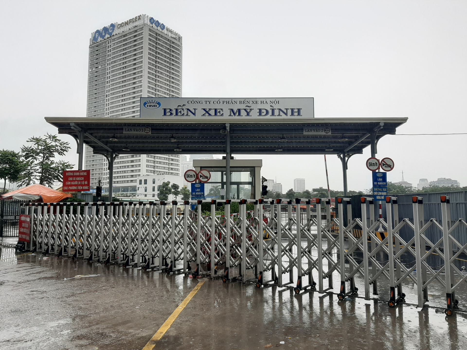 Hà Nội: xe khách liên tỉnh chưa hoạt động, cò xe vẫn bát nháo lộng hành ha noi xe khach lien tinh chua hoat dong co xe van bat nhao long hanh