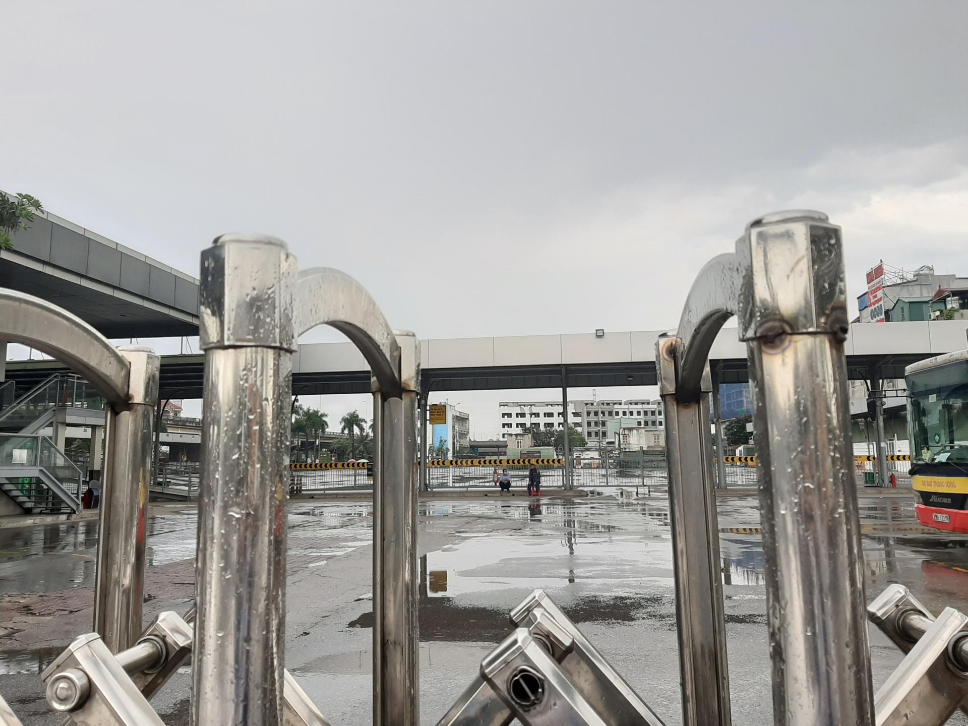 Hà Nội: xe khách liên tỉnh chưa hoạt động, cò xe vẫn bát nháo lộng hành ha noi xe khach lien tinh chua hoat dong co xe van bat nhao long hanh