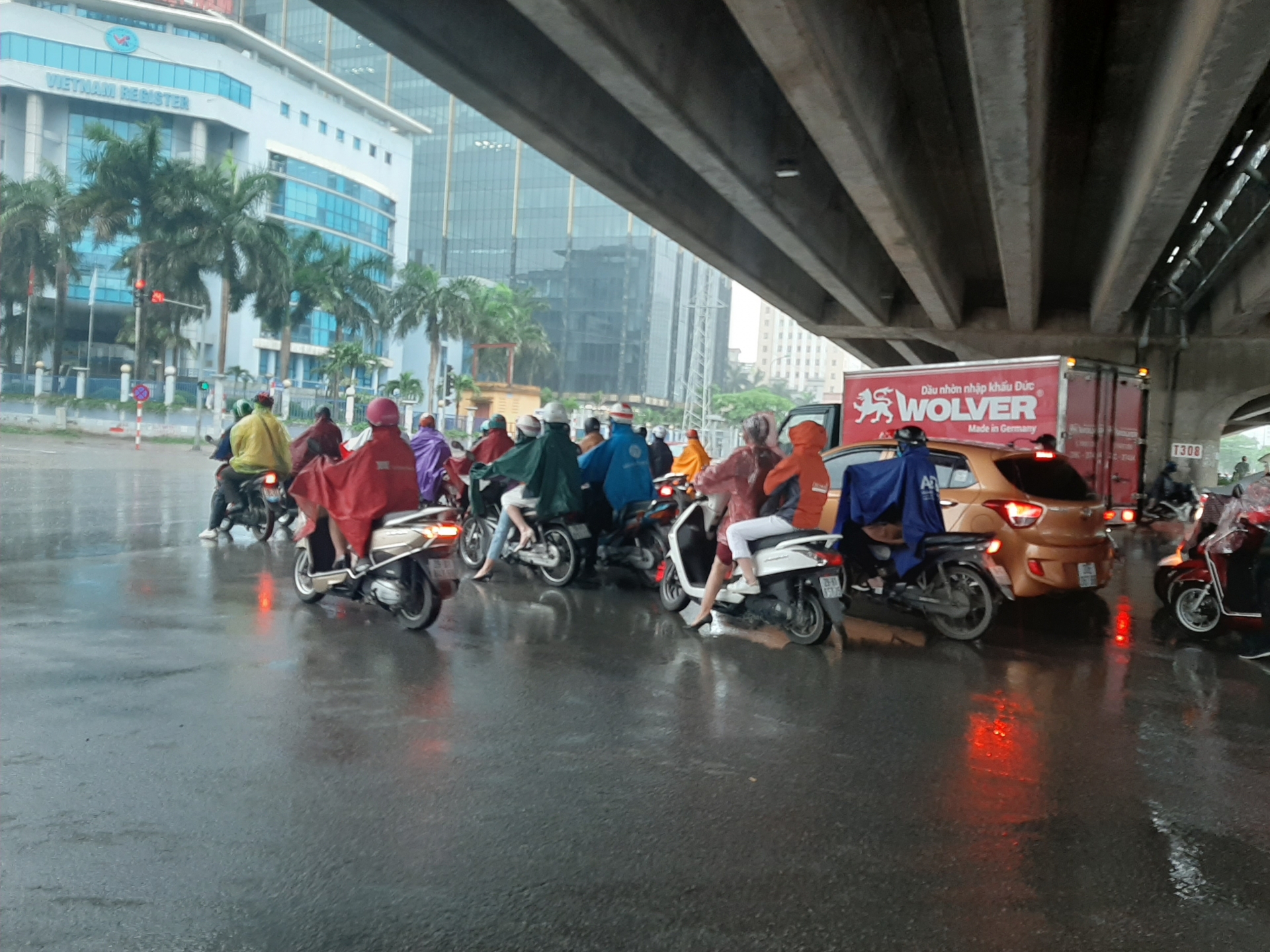 Hà Nội: xe khách liên tỉnh chưa hoạt động, cò xe vẫn bát nháo lộng hành ha noi xe khach lien tinh chua hoat dong co xe van bat nhao long hanh
