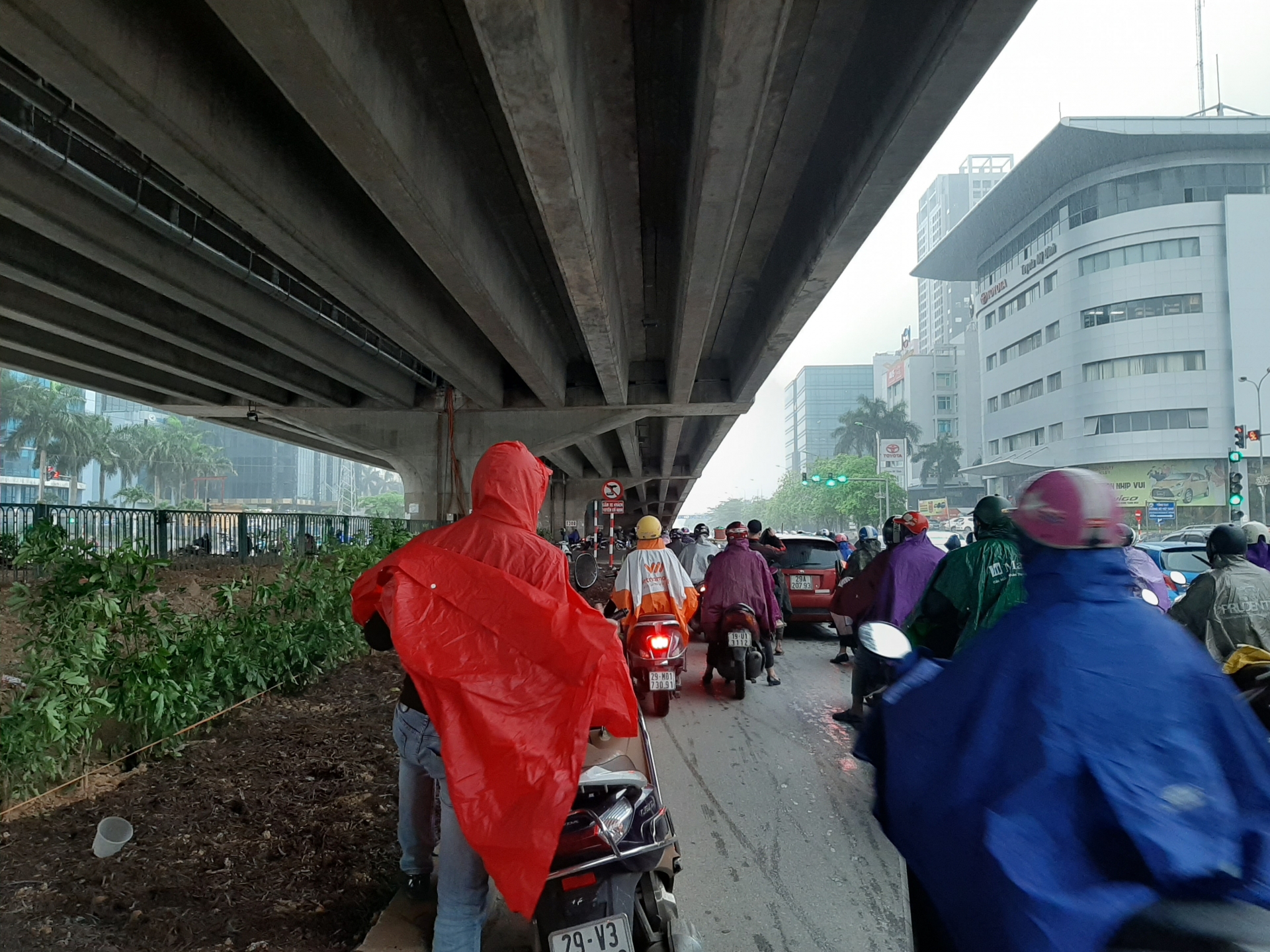 Hà Nội: xe khách liên tỉnh chưa hoạt động, cò xe vẫn bát nháo lộng hành ha noi xe khach lien tinh chua hoat dong co xe van bat nhao long hanh