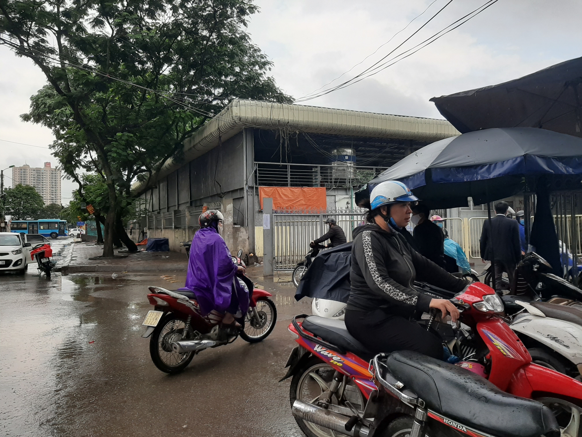 Hà Nội: xe khách liên tỉnh chưa hoạt động, cò xe vẫn bát nháo lộng hành ha noi xe khach lien tinh chua hoat dong co xe van bat nhao long hanh