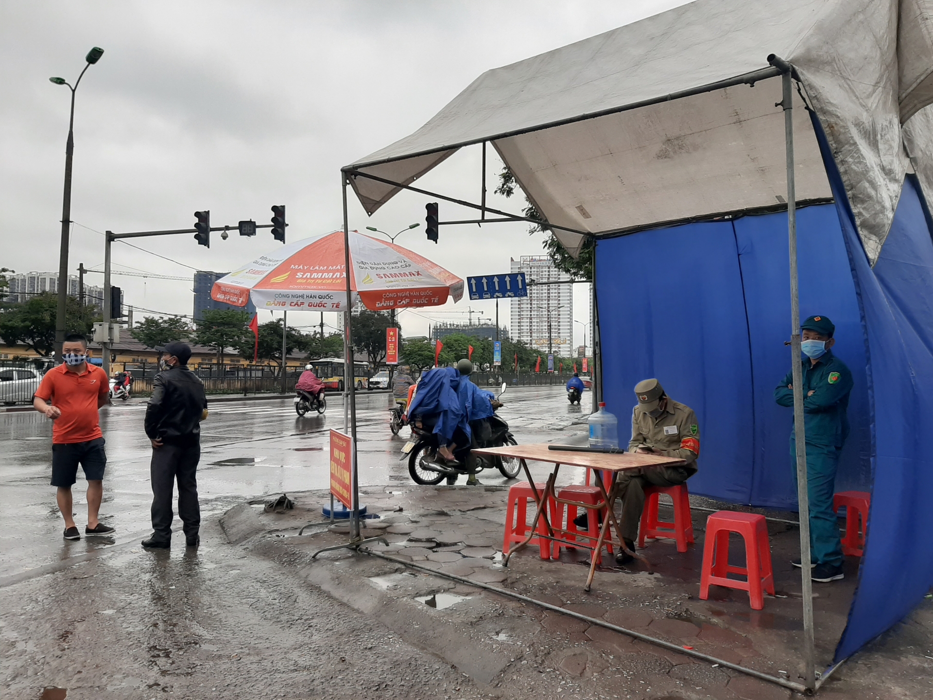 Hà Nội: xe khách liên tỉnh chưa hoạt động, cò xe vẫn bát nháo lộng hành ha noi xe khach lien tinh chua hoat dong co xe van bat nhao long hanh