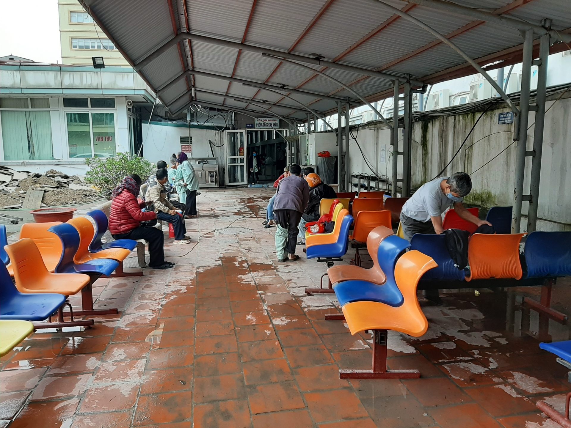 Bệnh viện Thận Hà Nội đón tiếp đông bệnh nhân đến khám, điều trị sau khi hết cách ly benh vien than ha noi don tiep dong benh nhan den kham dieu tri sau khi het cach ly