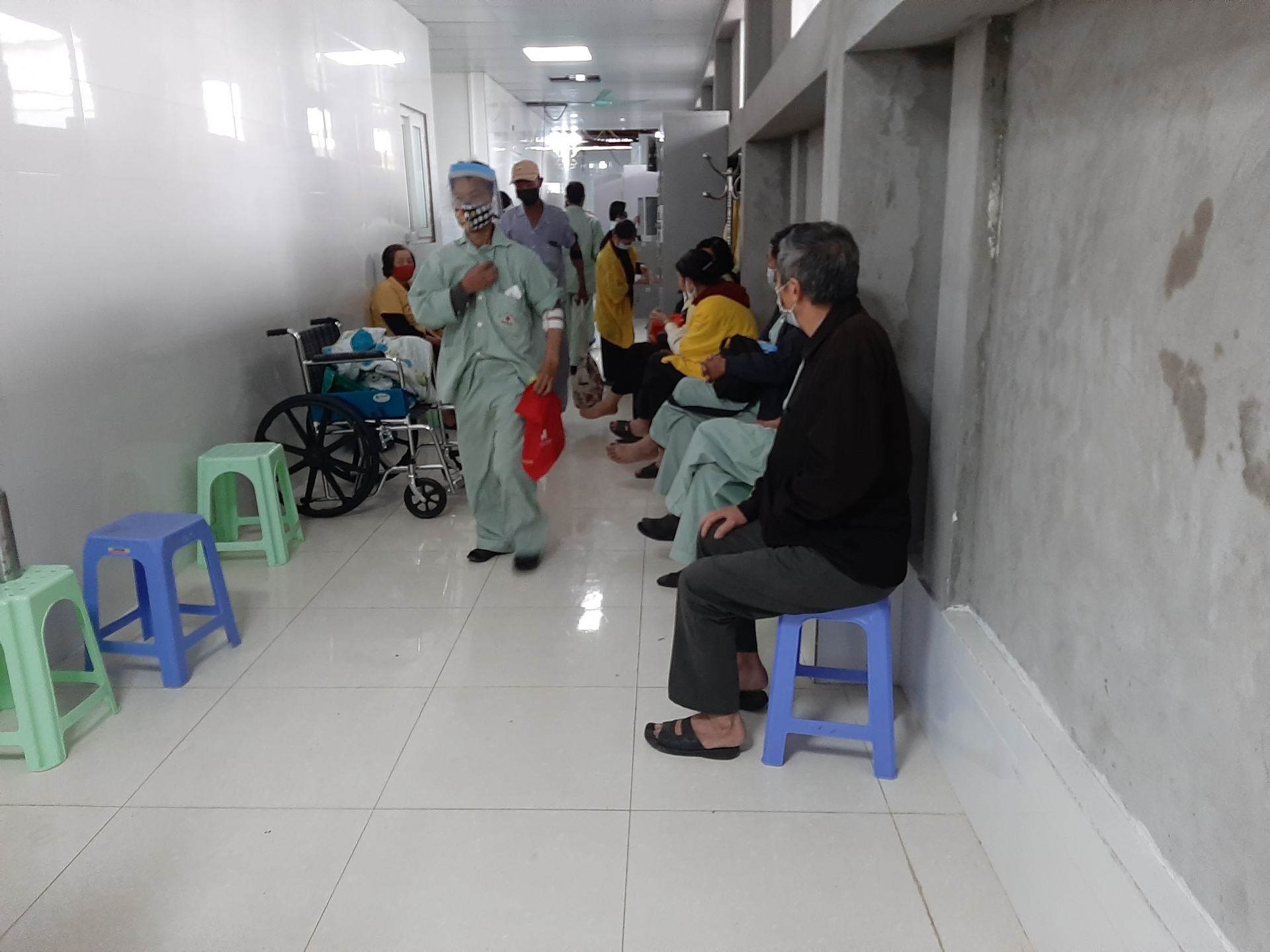 Bệnh viện Thận Hà Nội đón tiếp đông bệnh nhân đến khám, điều trị sau khi hết cách ly benh vien than ha noi don tiep dong benh nhan den kham dieu tri sau khi het cach ly