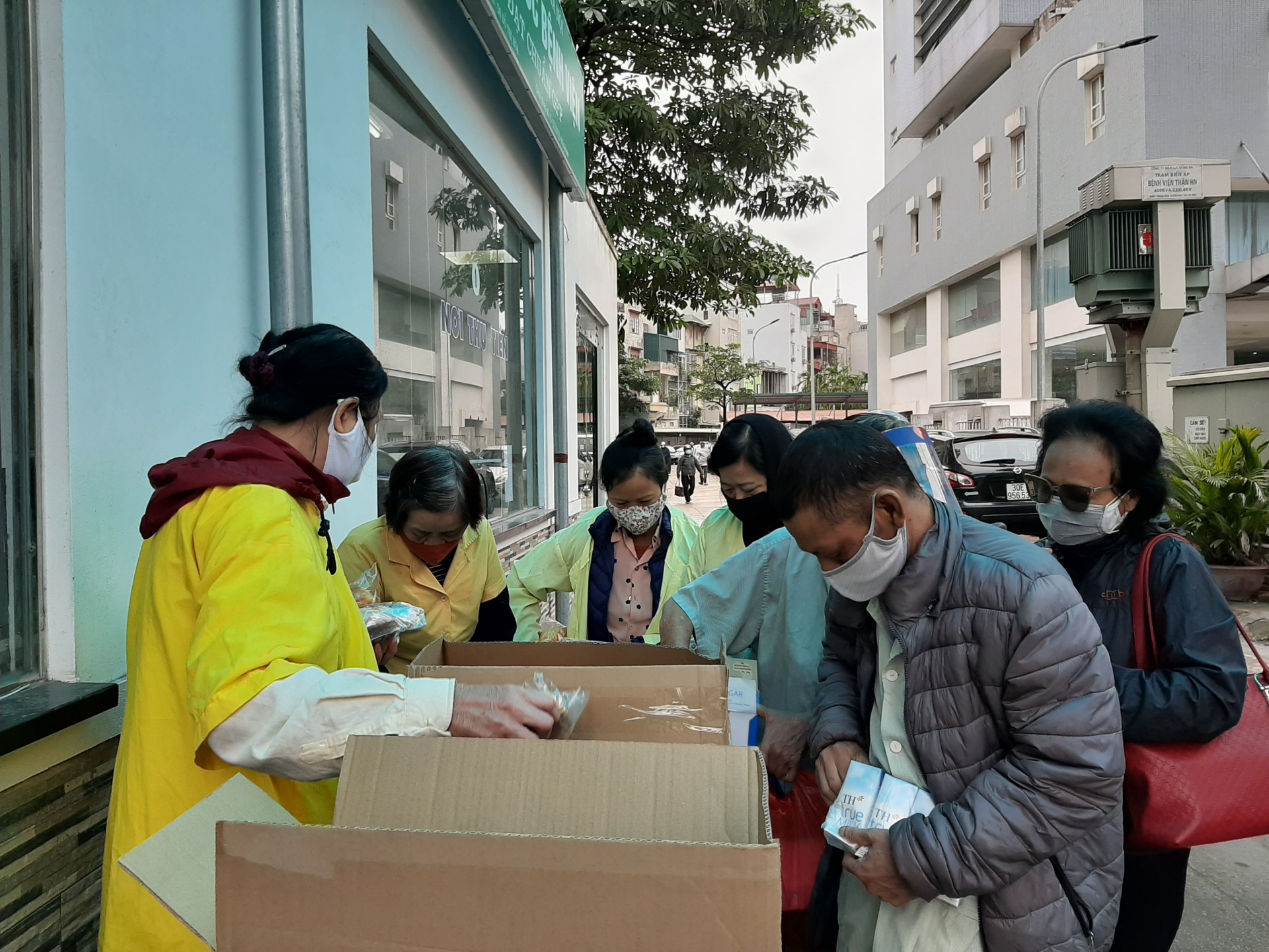 Bệnh viện Thận Hà Nội đón tiếp đông bệnh nhân đến khám, điều trị sau khi hết cách ly benh vien than ha noi don tiep dong benh nhan den kham dieu tri sau khi het cach ly