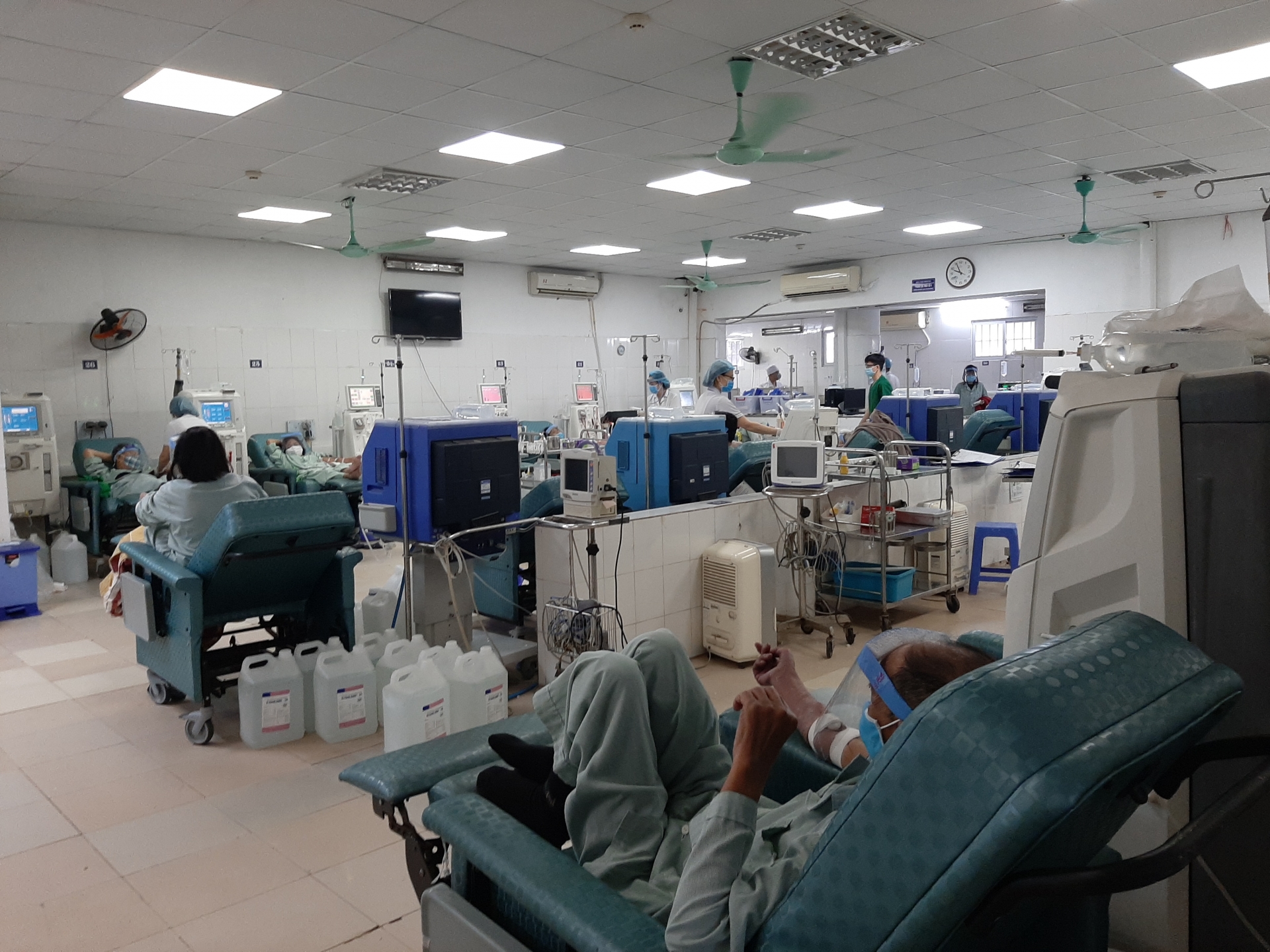 Bệnh viện Thận Hà Nội đón tiếp đông bệnh nhân đến khám, điều trị sau khi hết cách ly benh vien than ha noi don tiep dong benh nhan den kham dieu tri sau khi het cach ly