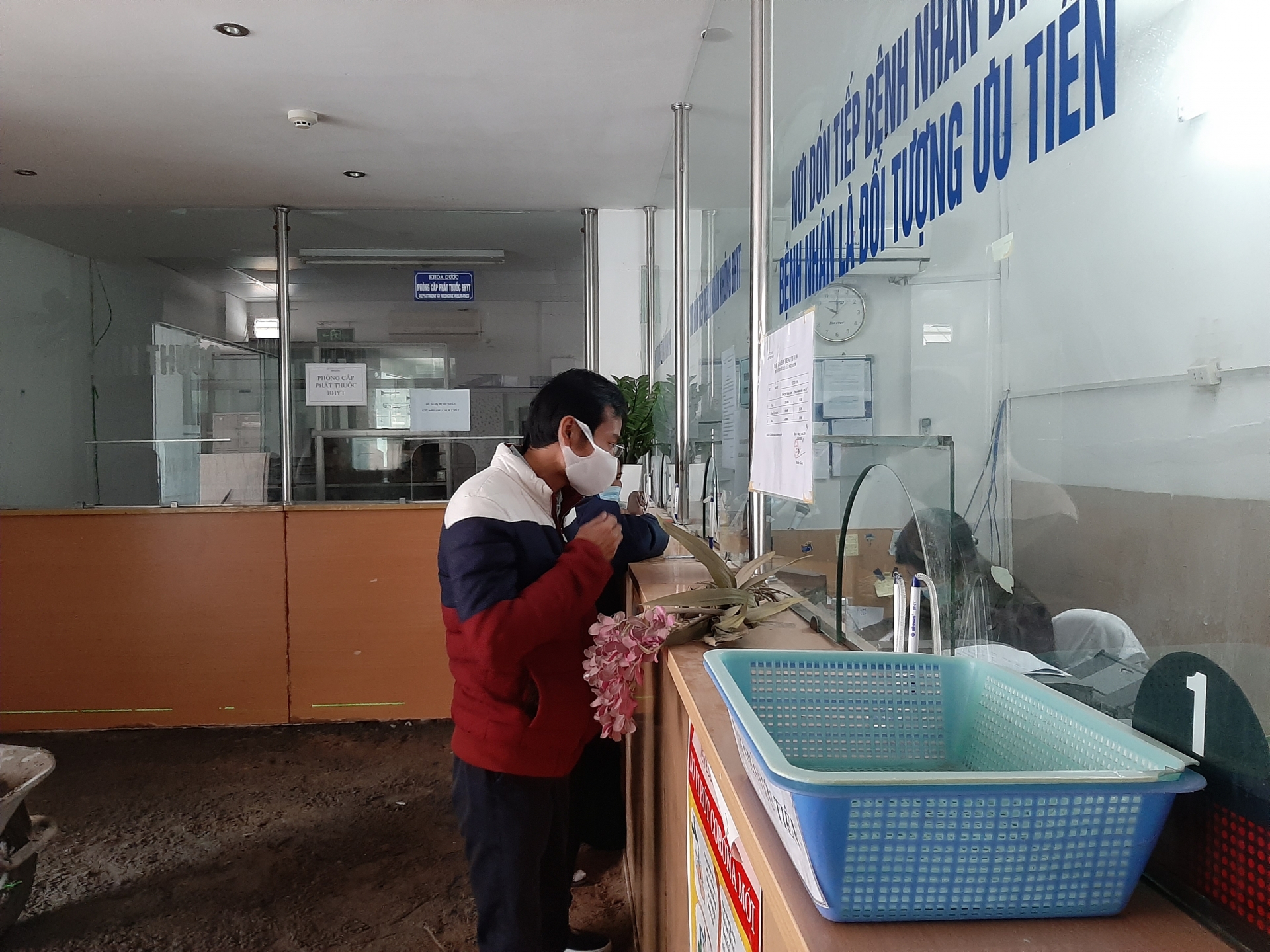 Bệnh viện Thận Hà Nội đón tiếp đông bệnh nhân đến khám, điều trị sau khi hết cách ly benh vien than ha noi don tiep dong benh nhan den kham dieu tri sau khi het cach ly