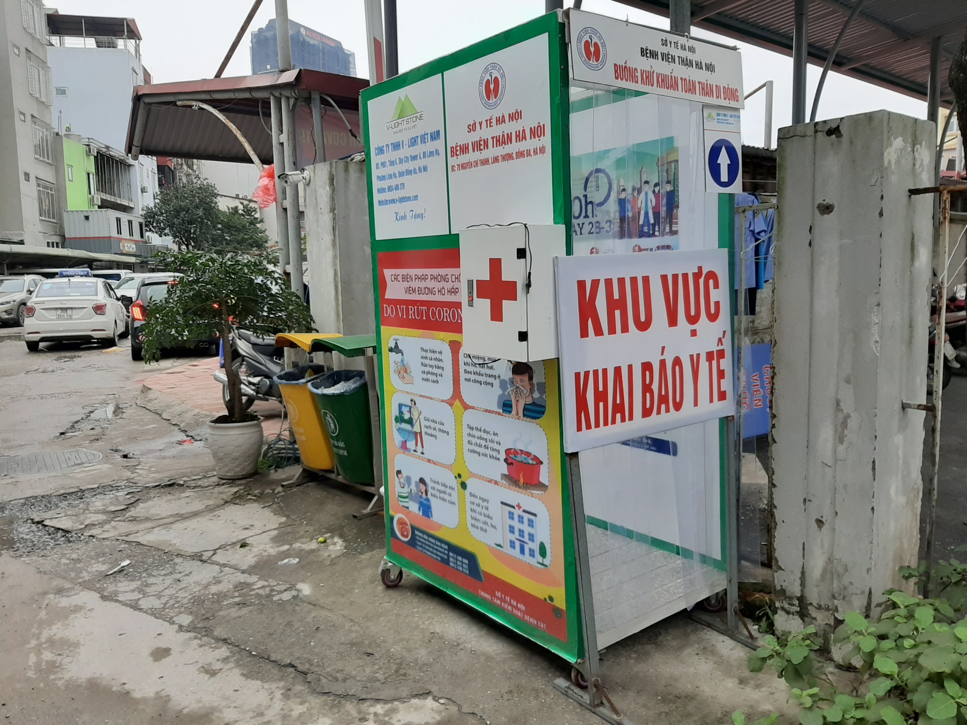 Bệnh viện Thận Hà Nội đón tiếp đông bệnh nhân đến khám, điều trị sau khi hết cách ly benh vien than ha noi don tiep dong benh nhan den kham dieu tri sau khi het cach ly