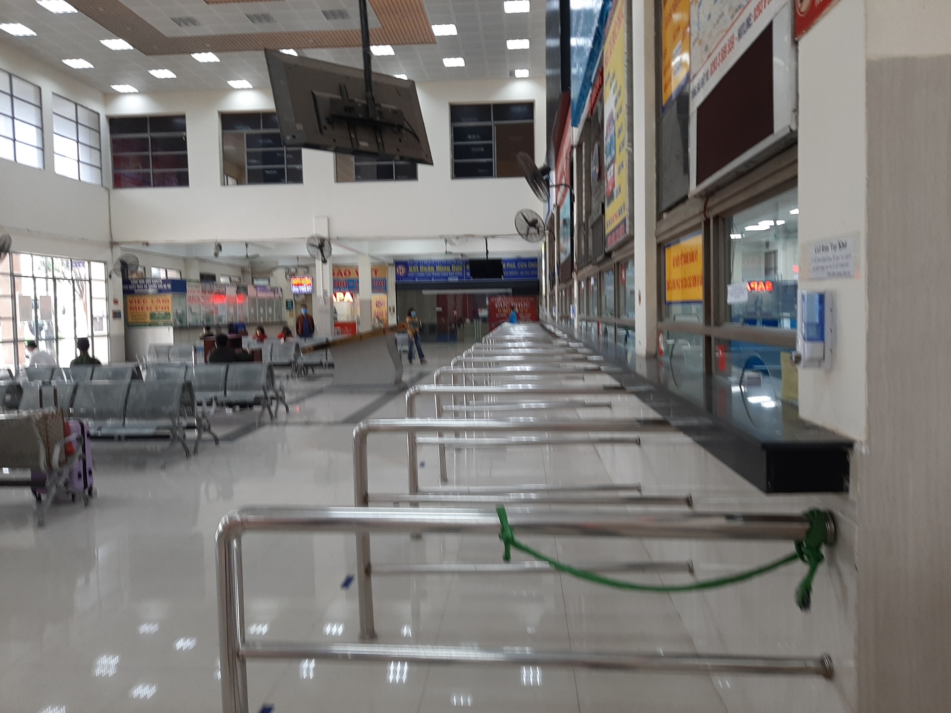 Hà Nội: Các bến xe hoạt động trở lại nhưng vắng khách ha noi cac ben xe hoat dong tro lai nhung vang khach