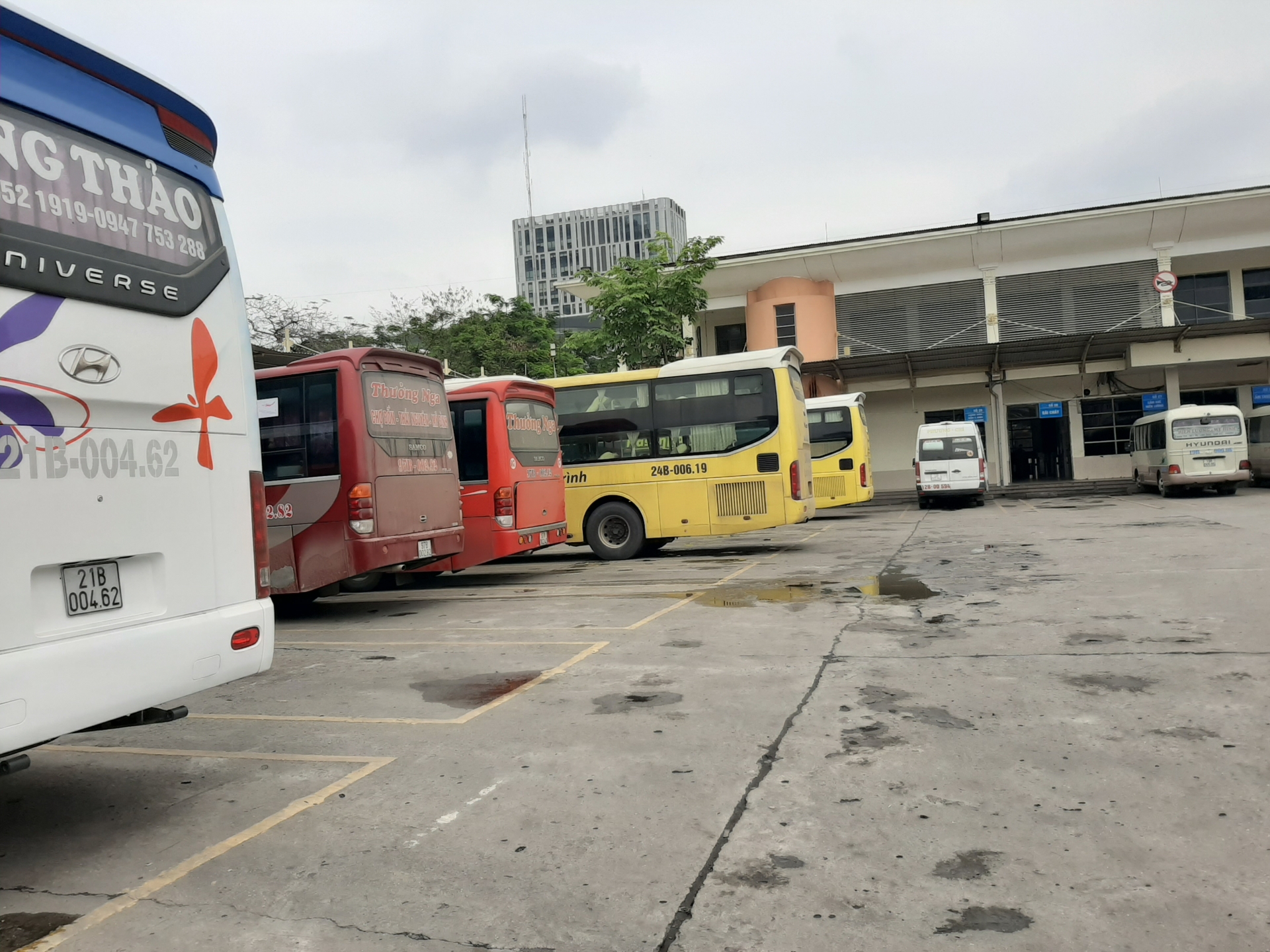 Hà Nội: Các bến xe hoạt động trở lại nhưng vắng khách ha noi cac ben xe hoat dong tro lai nhung vang khach