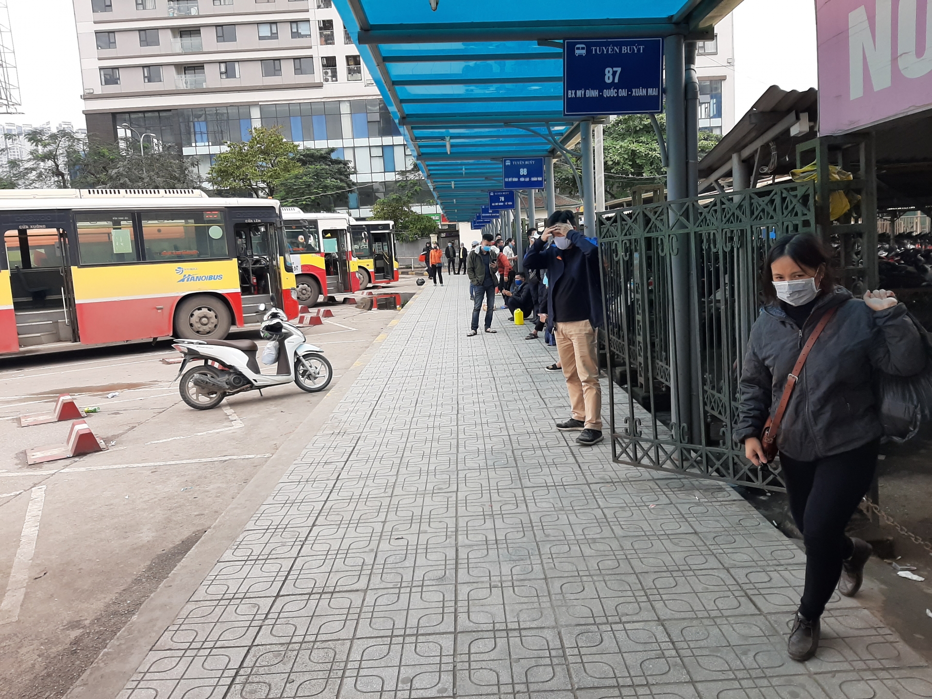 Hà Nội: Các bến xe hoạt động trở lại nhưng vắng khách ha noi cac ben xe hoat dong tro lai nhung vang khach