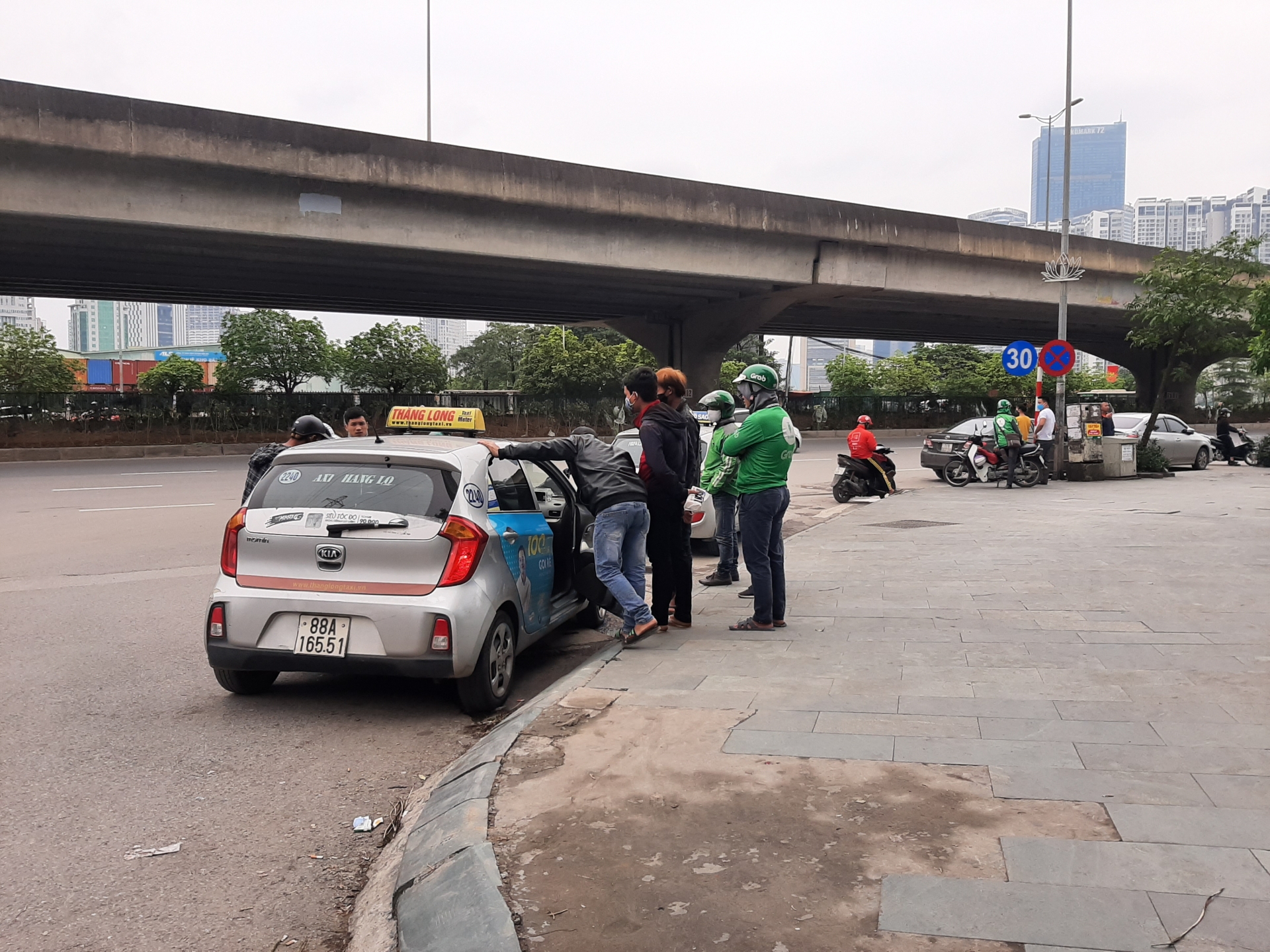 Hà Nội: Các bến xe hoạt động trở lại nhưng vắng khách ha noi cac ben xe hoat dong tro lai nhung vang khach