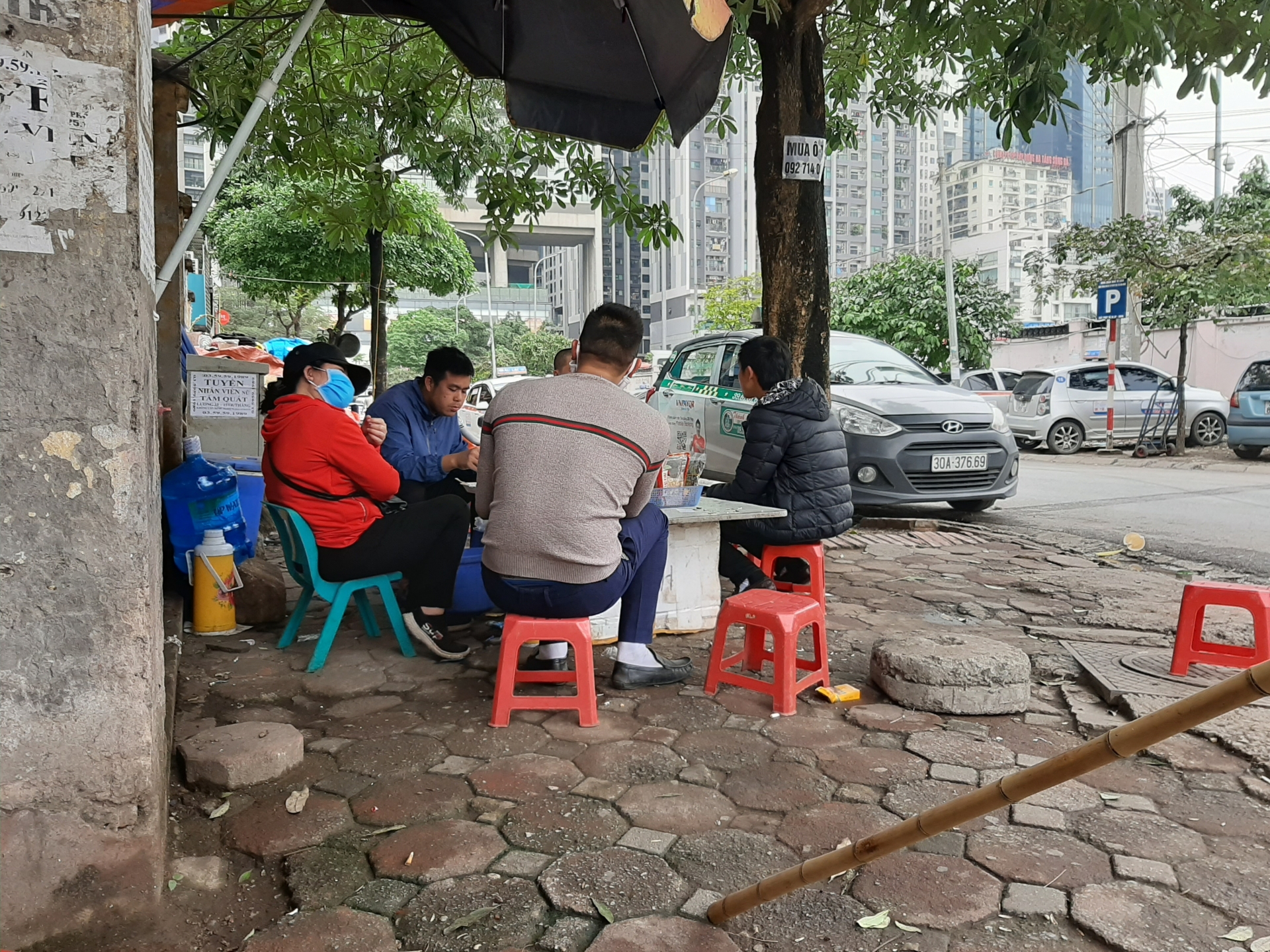 Hà Nội: Các bến xe hoạt động trở lại nhưng vắng khách ha noi cac ben xe hoat dong tro lai nhung vang khach