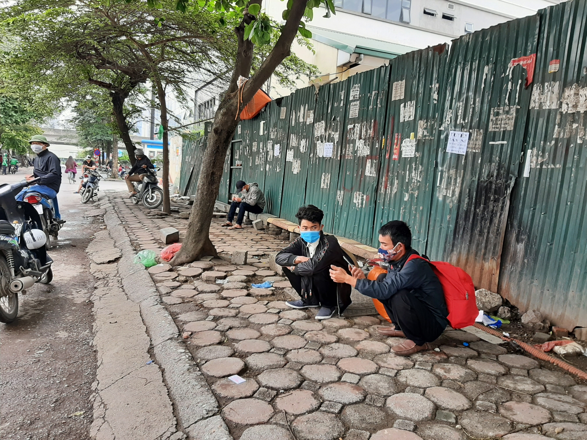 Hà Nội: Các bến xe hoạt động trở lại nhưng vắng khách ha noi cac ben xe hoat dong tro lai nhung vang khach