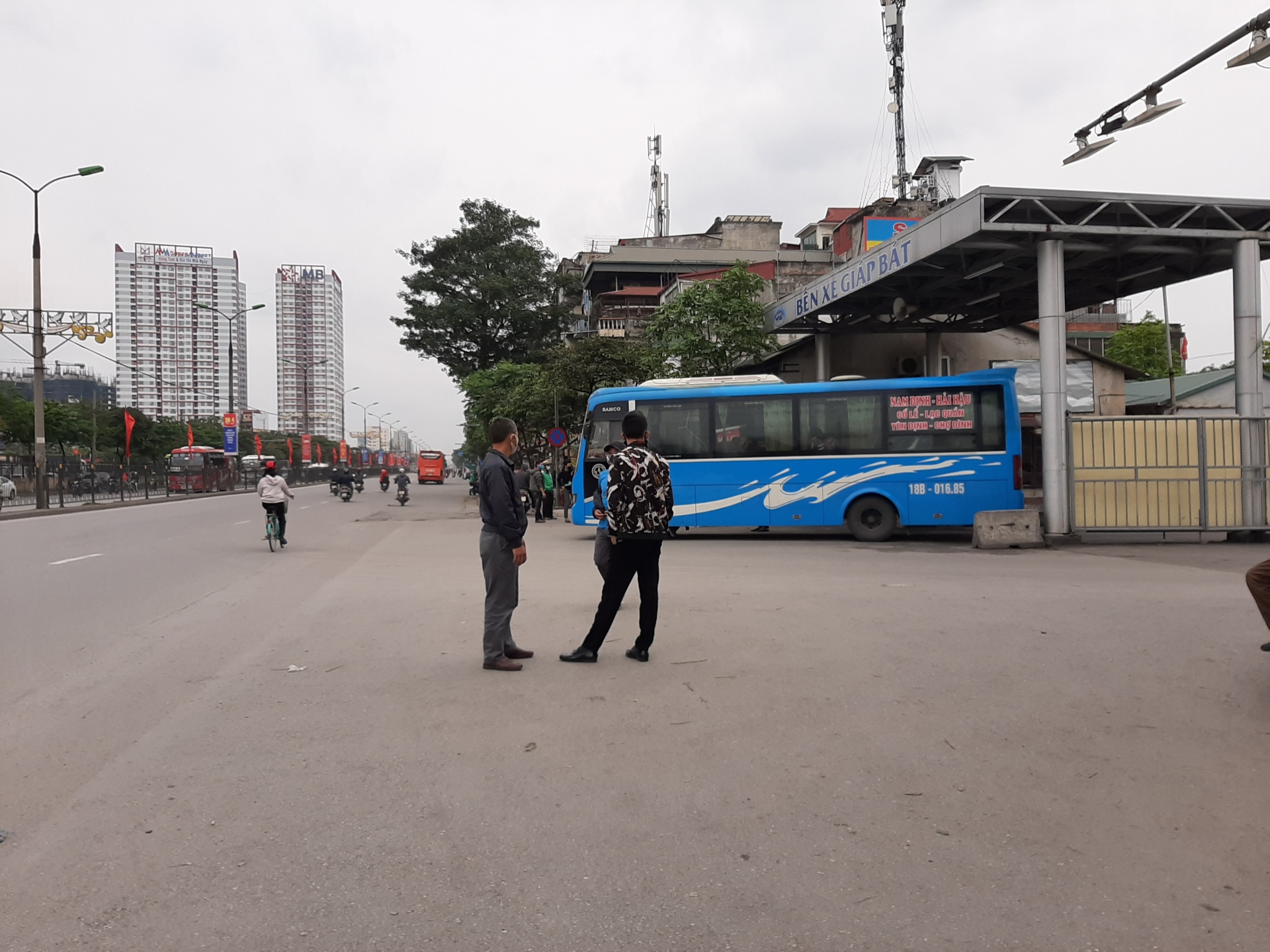 Hà Nội: Các bến xe hoạt động trở lại nhưng vắng khách ha noi cac ben xe hoat dong tro lai nhung vang khach