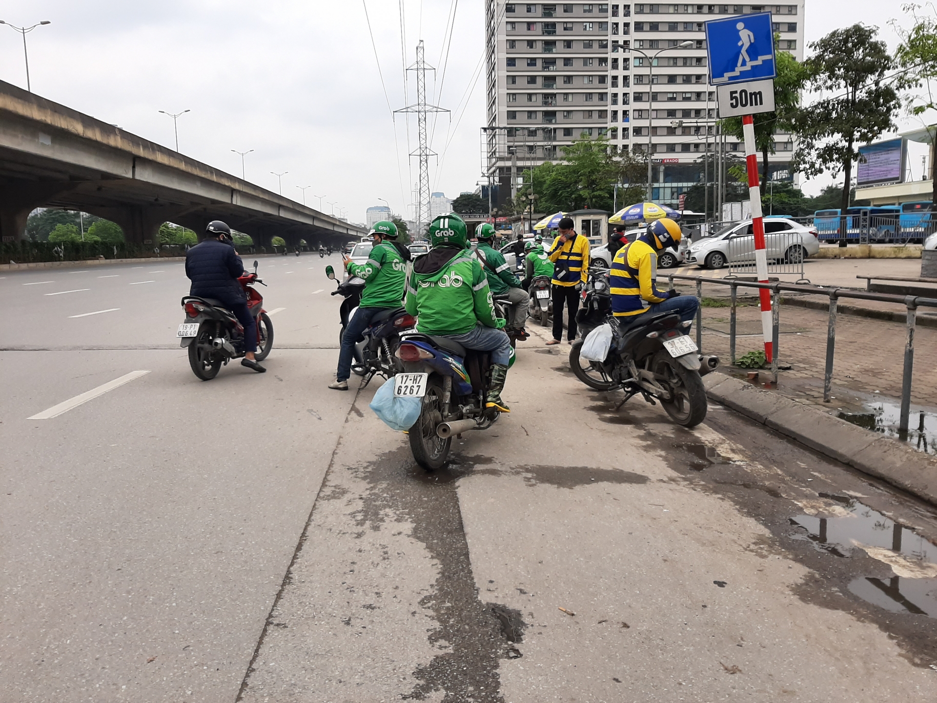 Hà Nội: Các bến xe hoạt động trở lại nhưng vắng khách ha noi cac ben xe hoat dong tro lai nhung vang khach