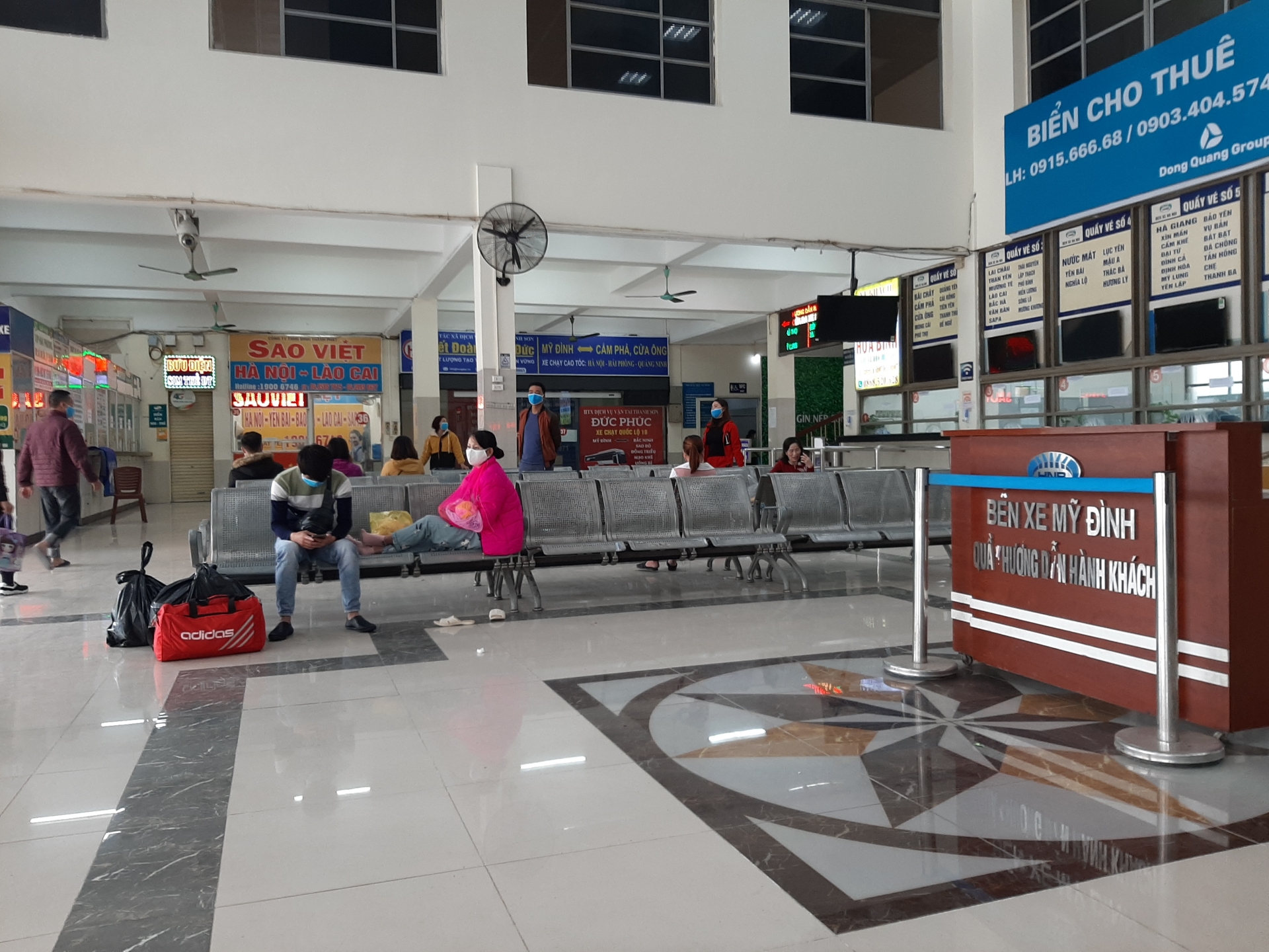 Hà Nội: Các bến xe hoạt động trở lại nhưng vắng khách ha noi cac ben xe hoat dong tro lai nhung vang khach