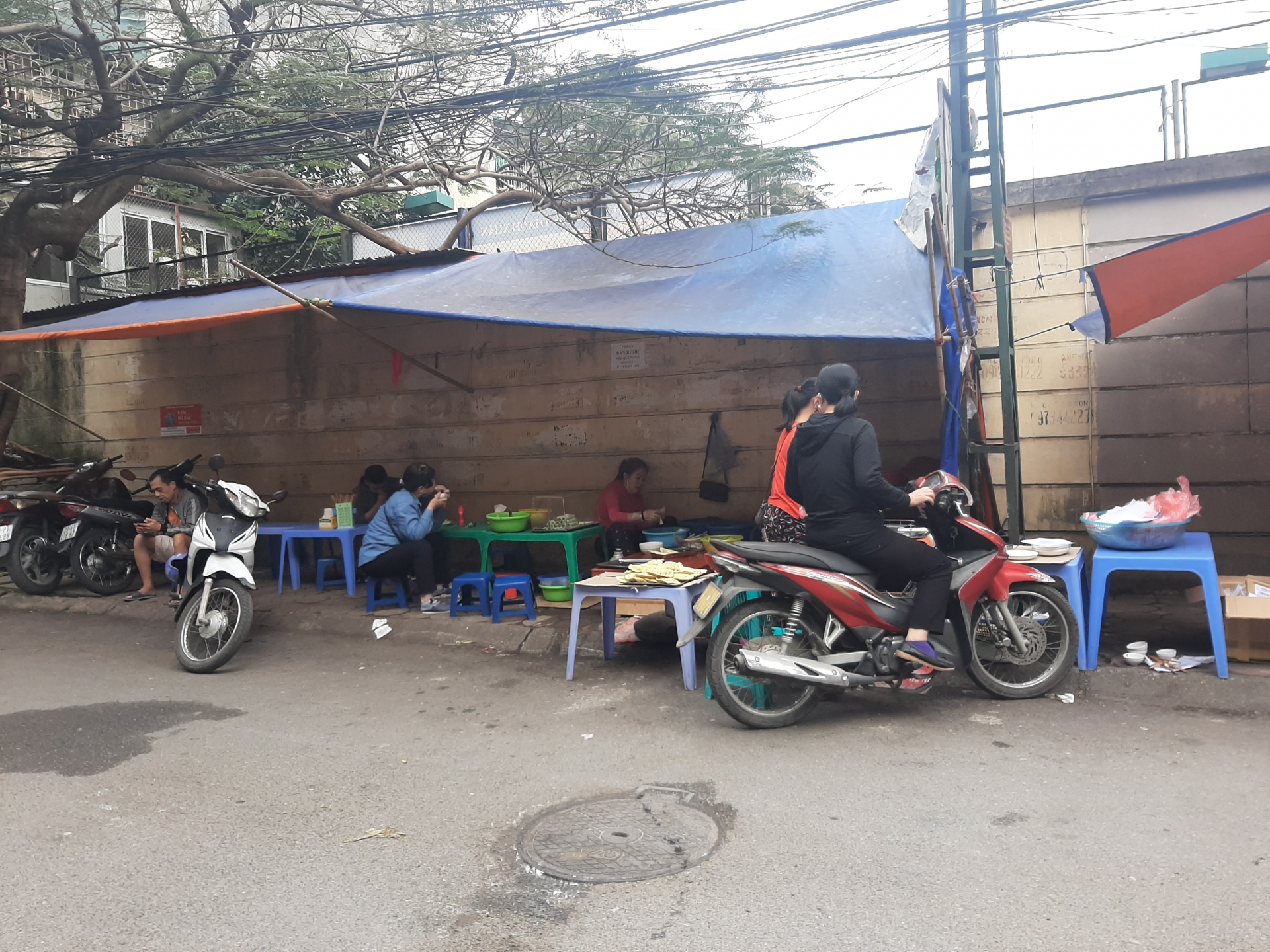 ha noi quan ca phe cat toc goi dau dong nhu hoi sau gian cach xa hoi