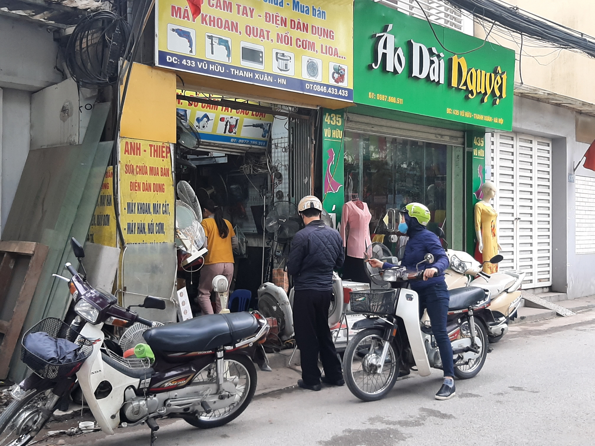 ha noi quan ca phe cat toc goi dau dong nhu hoi sau gian cach xa hoi