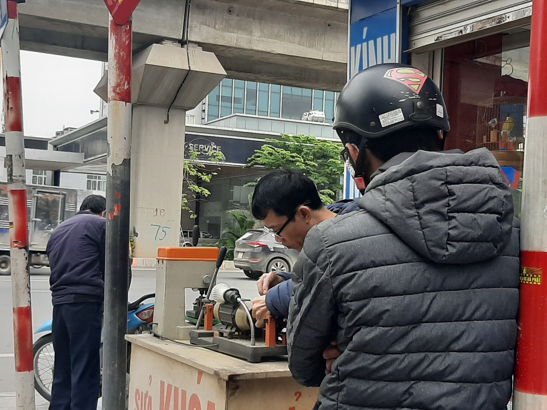 ha noi quan ca phe cat toc goi dau dong nhu hoi sau gian cach xa hoi