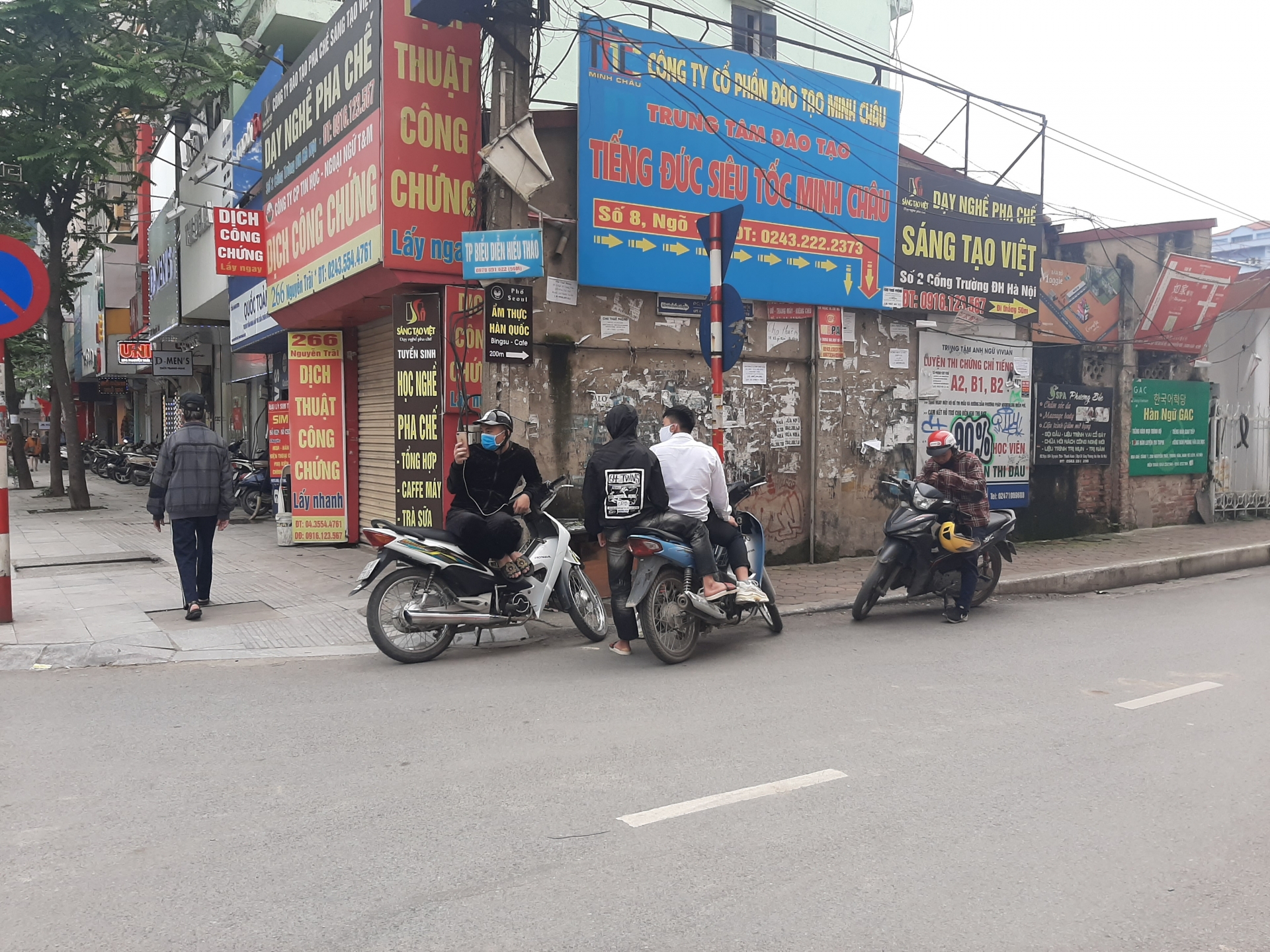 ha noi quan ca phe cat toc goi dau dong nhu hoi sau gian cach xa hoi