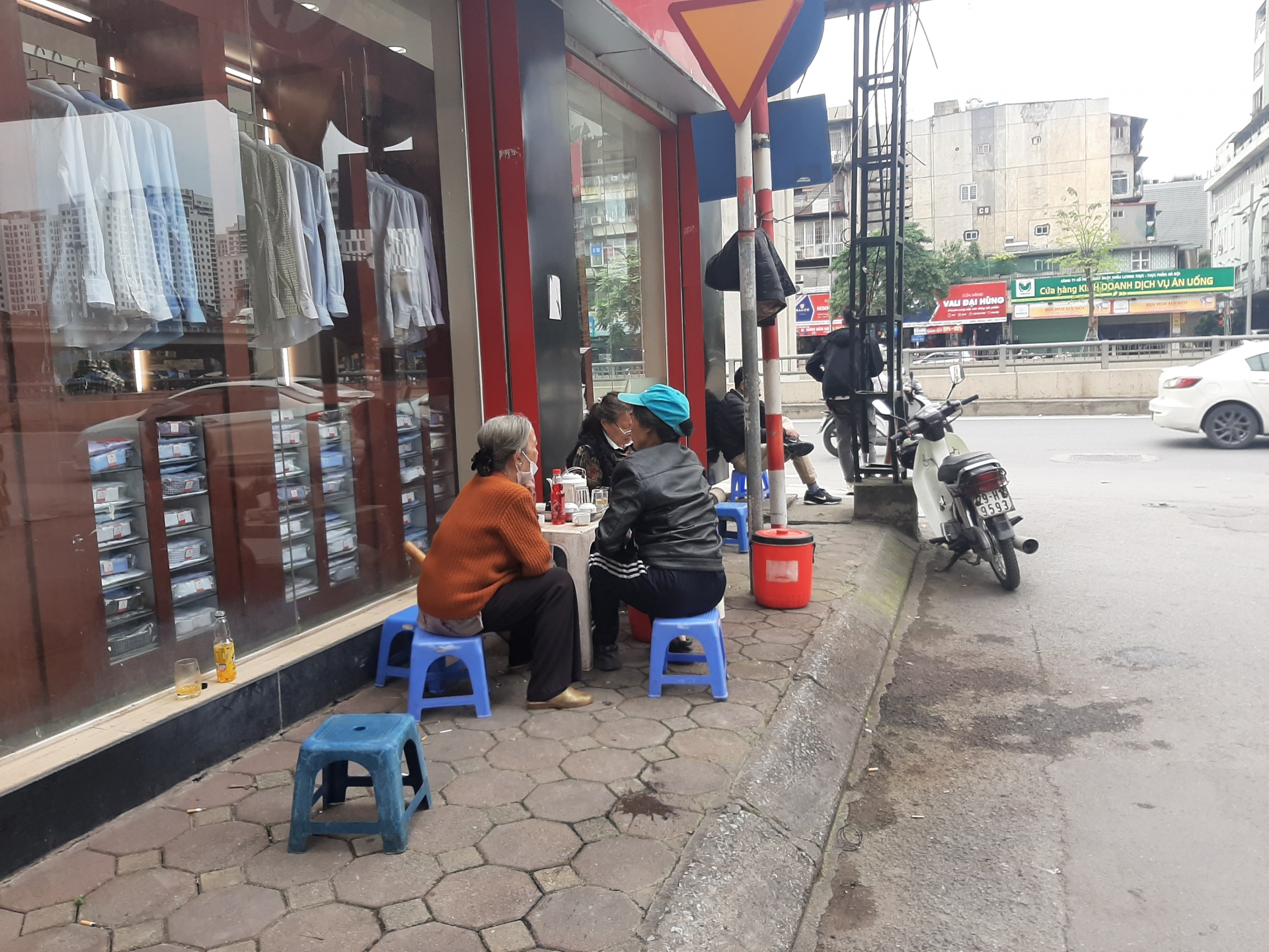 ha noi quan ca phe cat toc goi dau dong nhu hoi sau gian cach xa hoi