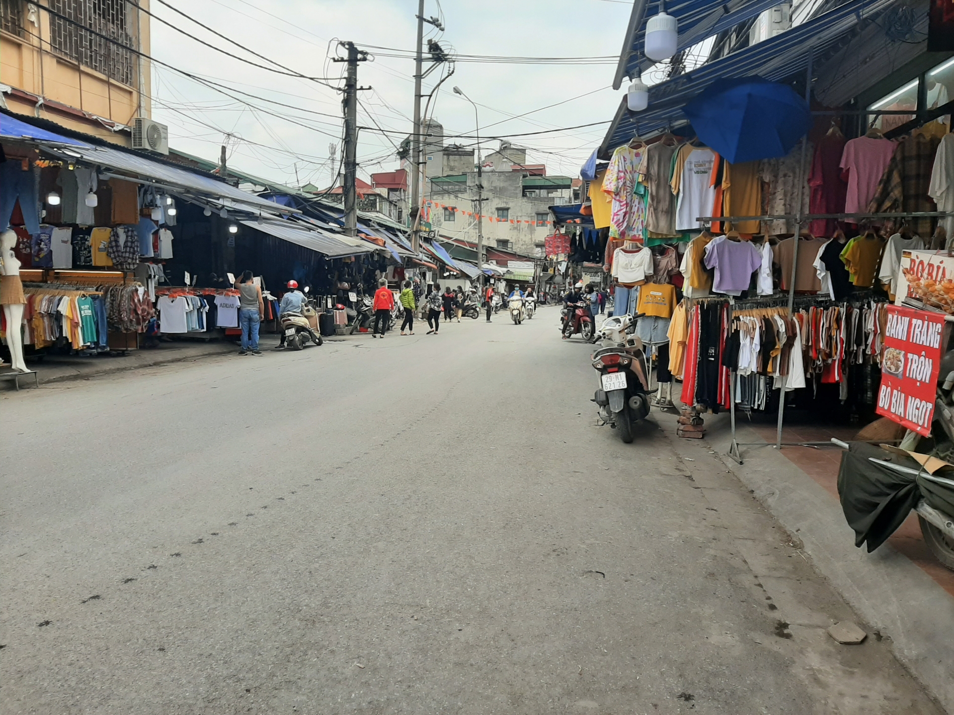 ha noi quan ca phe cat toc goi dau dong nhu hoi sau gian cach xa hoi