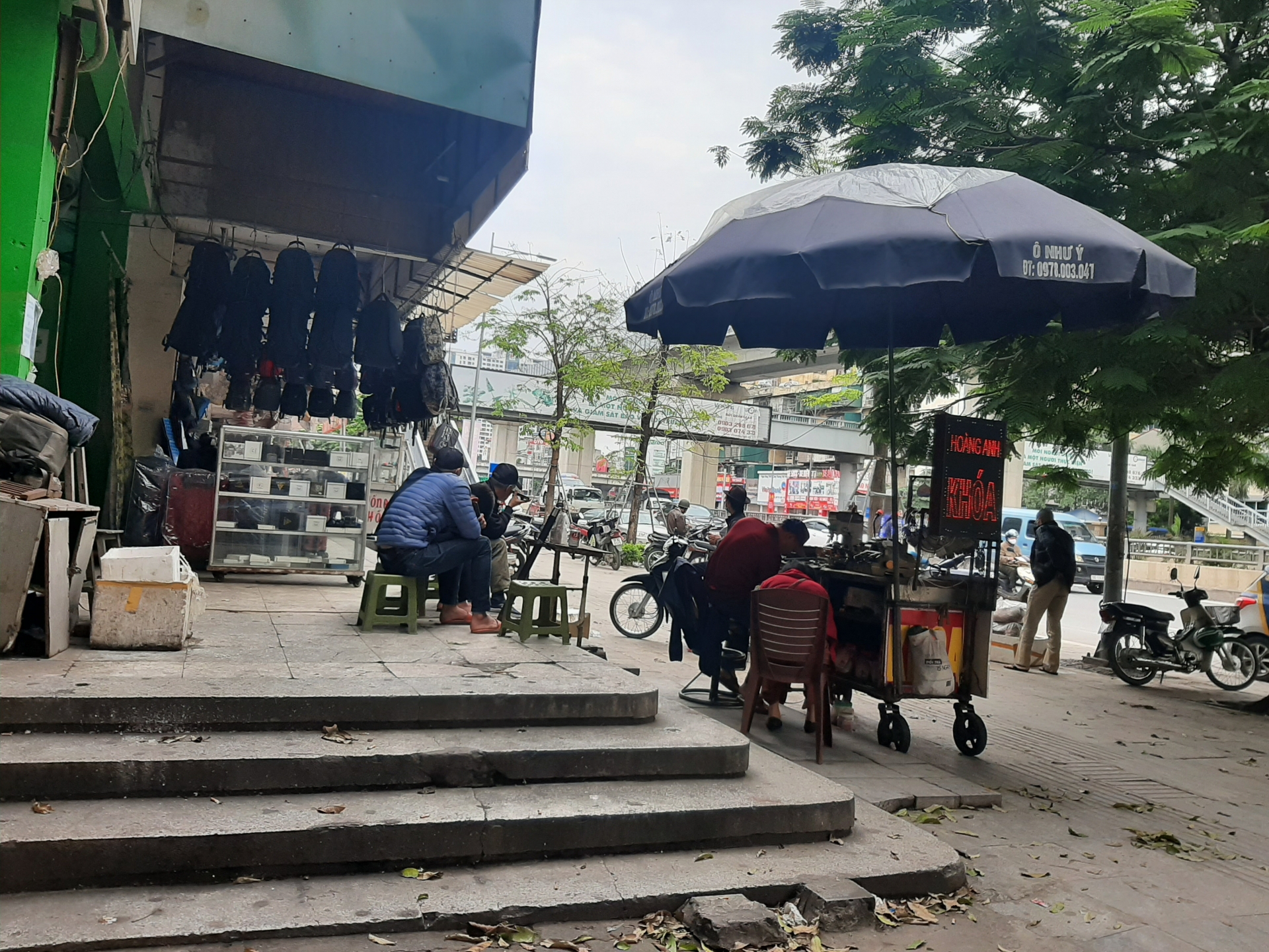 ha noi quan ca phe cat toc goi dau dong nhu hoi sau gian cach xa hoi