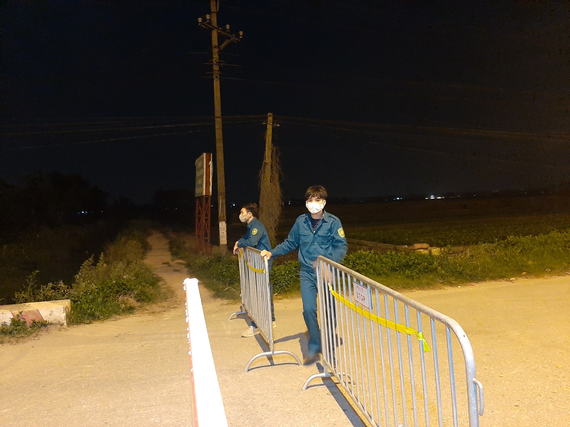 Đếm từng phút đợi đến giờ dỡ bỏ lệnh cách ly tại thôn Hạ Lôi, Mê Linh dem tung phut doi den gio do bo lenh cach ly tai thon ha loi me linh