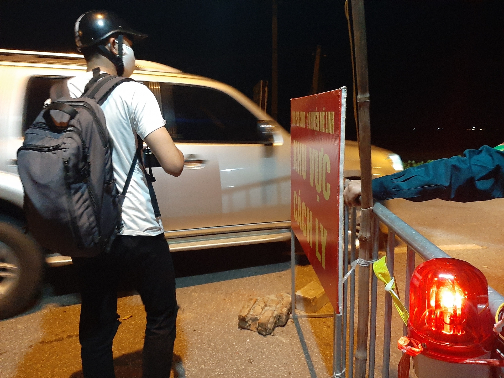 Đếm từng phút đợi đến giờ dỡ bỏ lệnh cách ly tại thôn Hạ Lôi, Mê Linh dem tung phut doi den gio do bo lenh cach ly tai thon ha loi me linh