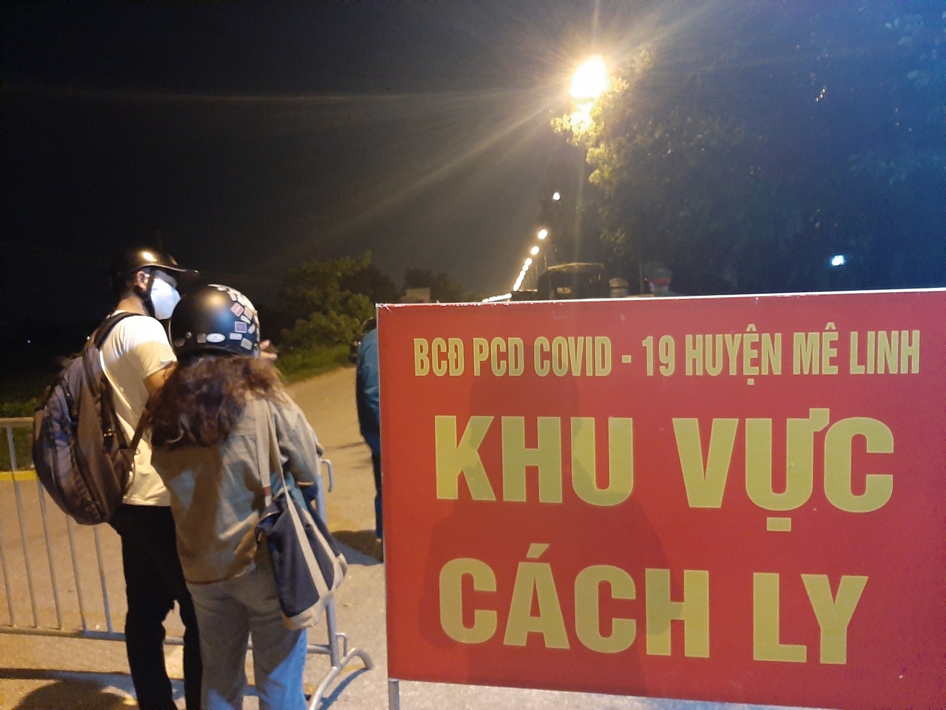 Đếm từng phút đợi đến giờ dỡ bỏ lệnh cách ly tại thôn Hạ Lôi, Mê Linh dem tung phut doi den gio do bo lenh cach ly tai thon ha loi me linh