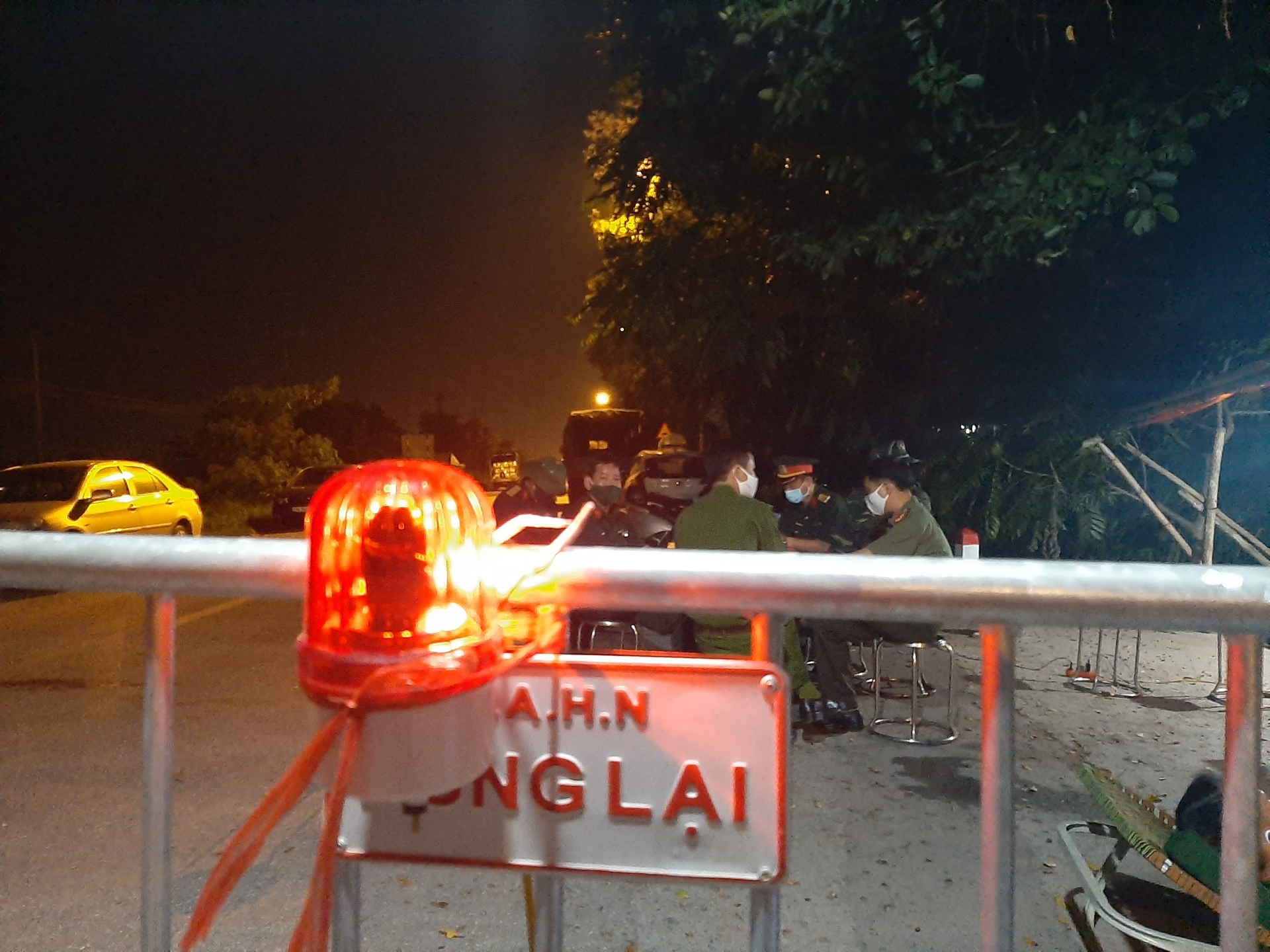 Đếm từng phút đợi đến giờ dỡ bỏ lệnh cách ly tại thôn Hạ Lôi, Mê Linh dem tung phut doi den gio do bo lenh cach ly tai thon ha loi me linh