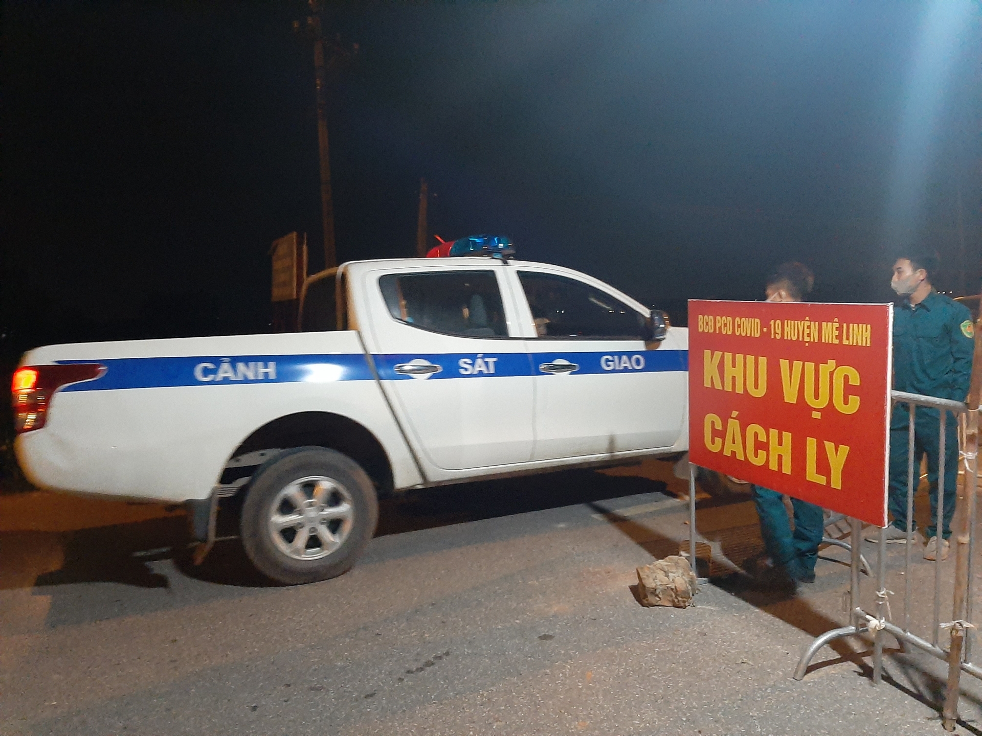 Đếm từng phút đợi đến giờ dỡ bỏ lệnh cách ly tại thôn Hạ Lôi, Mê Linh dem tung phut doi den gio do bo lenh cach ly tai thon ha loi me linh