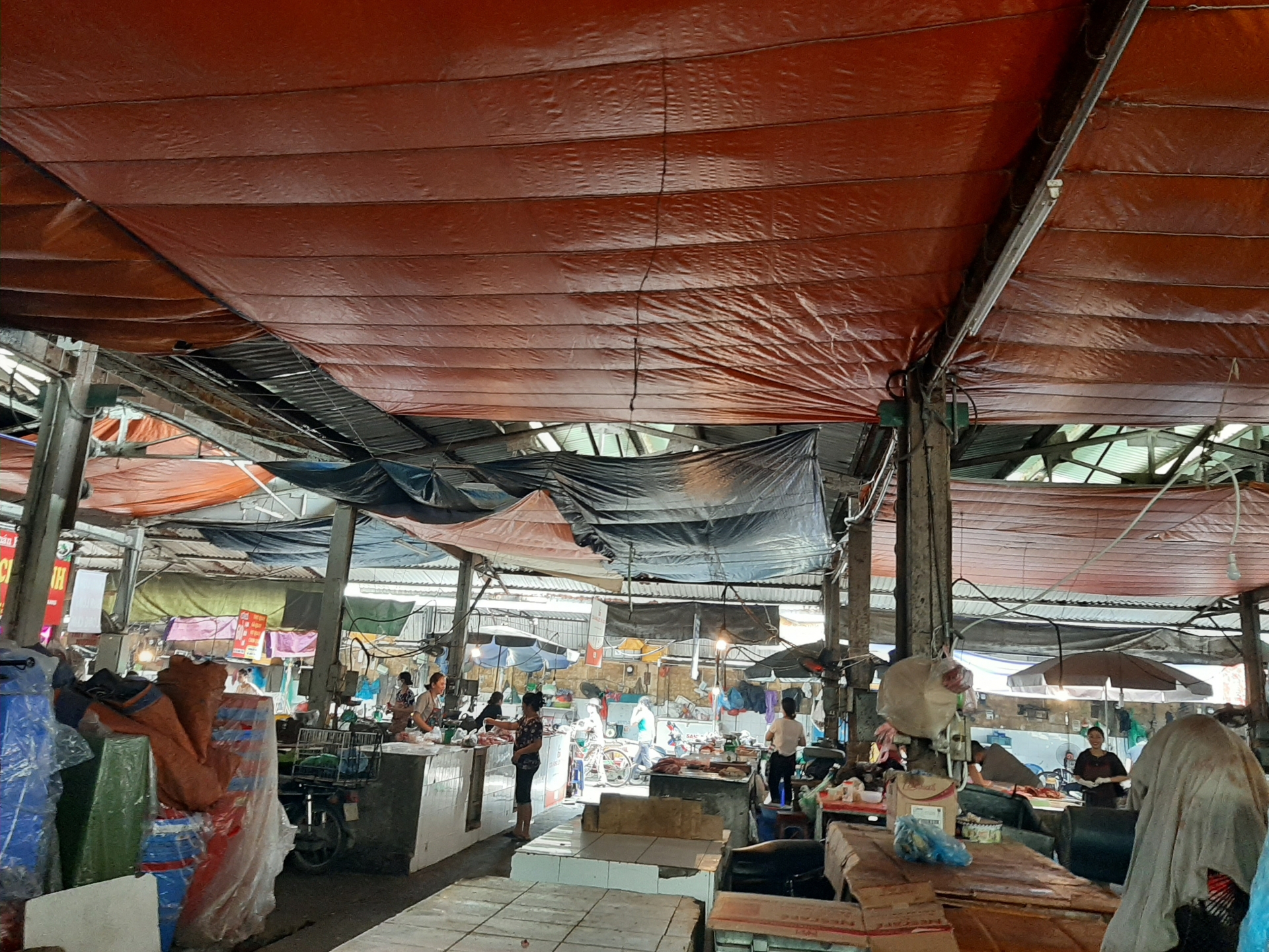 bao dong nguy co chay no tai cac khu cho tam o ha noi mua nang nong