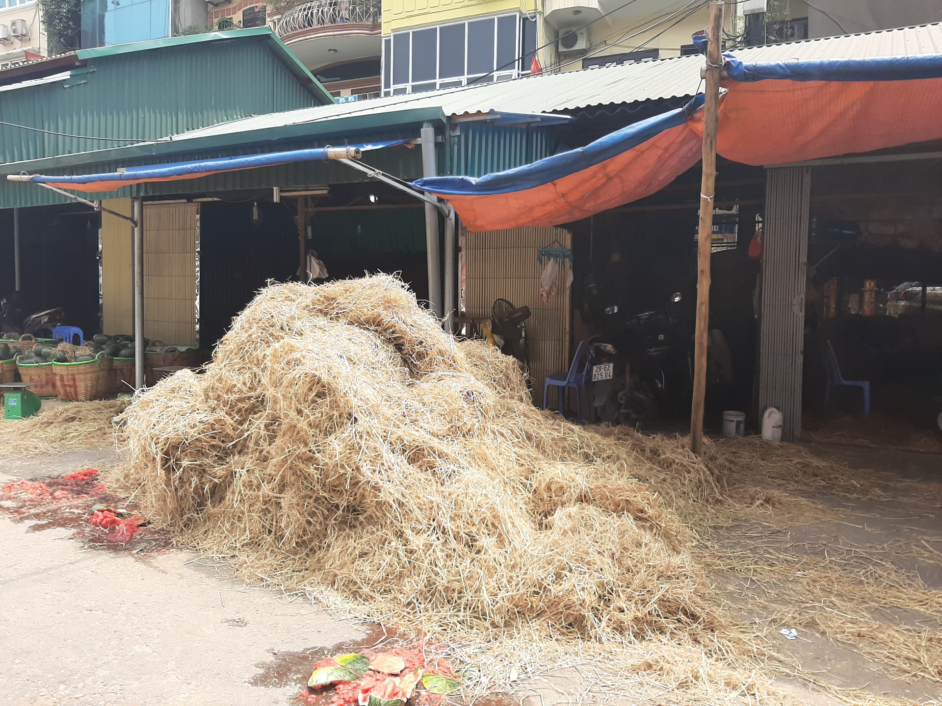 bao dong nguy co chay no tai cac khu cho tam o ha noi mua nang nong