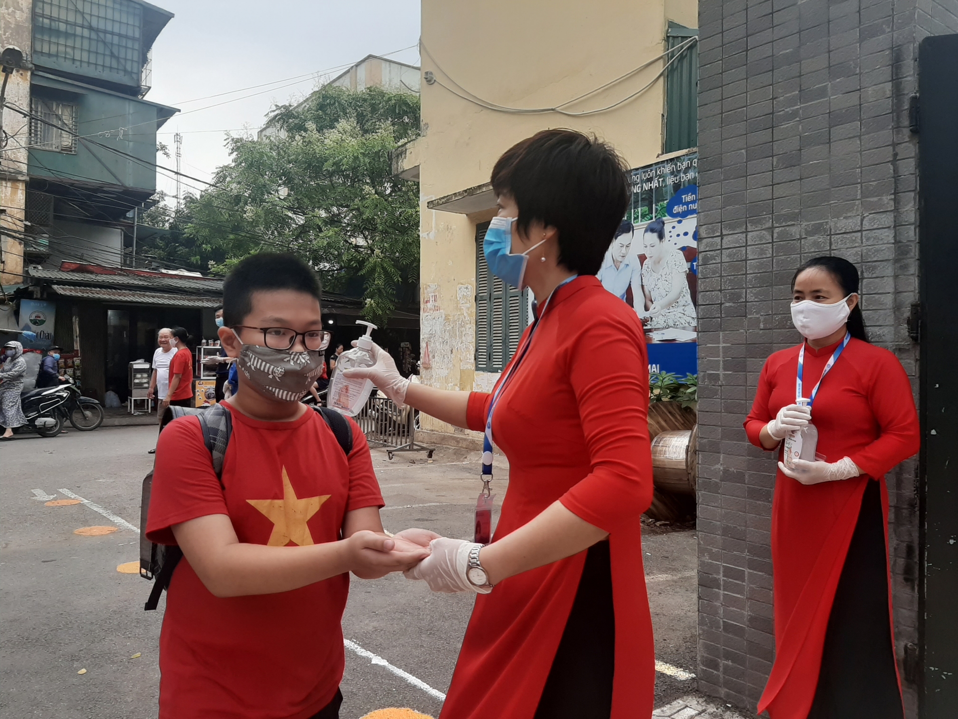 Ghi nhận ngày đầu học sinh mầm non, tiểu học trở lại trường phu huynh giao vien trong ngay hoc sinh mam non tieu hoc tro lai truong