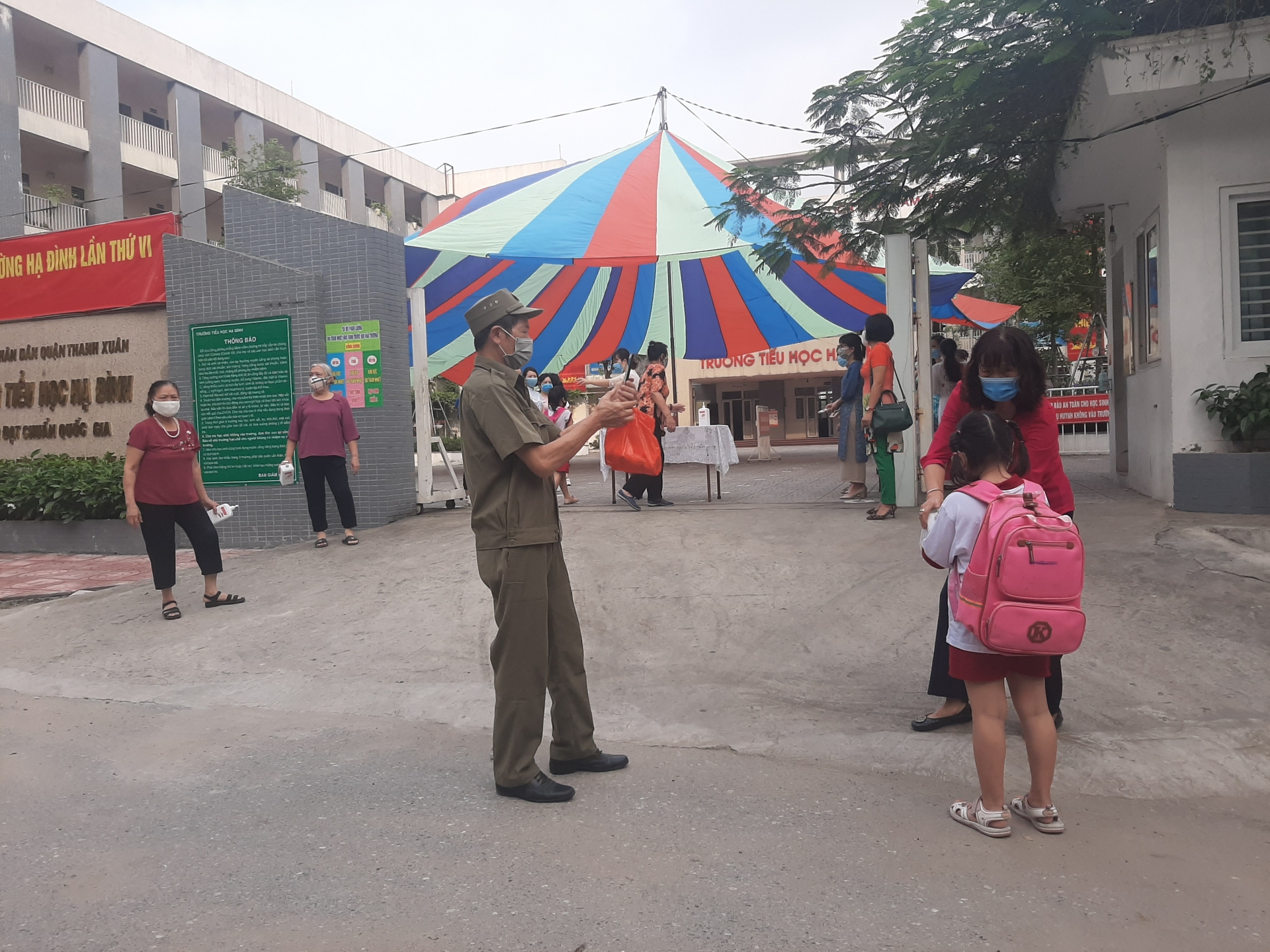 Ghi nhận ngày đầu học sinh mầm non, tiểu học trở lại trường phu huynh giao vien trong ngay hoc sinh mam non tieu hoc tro lai truong