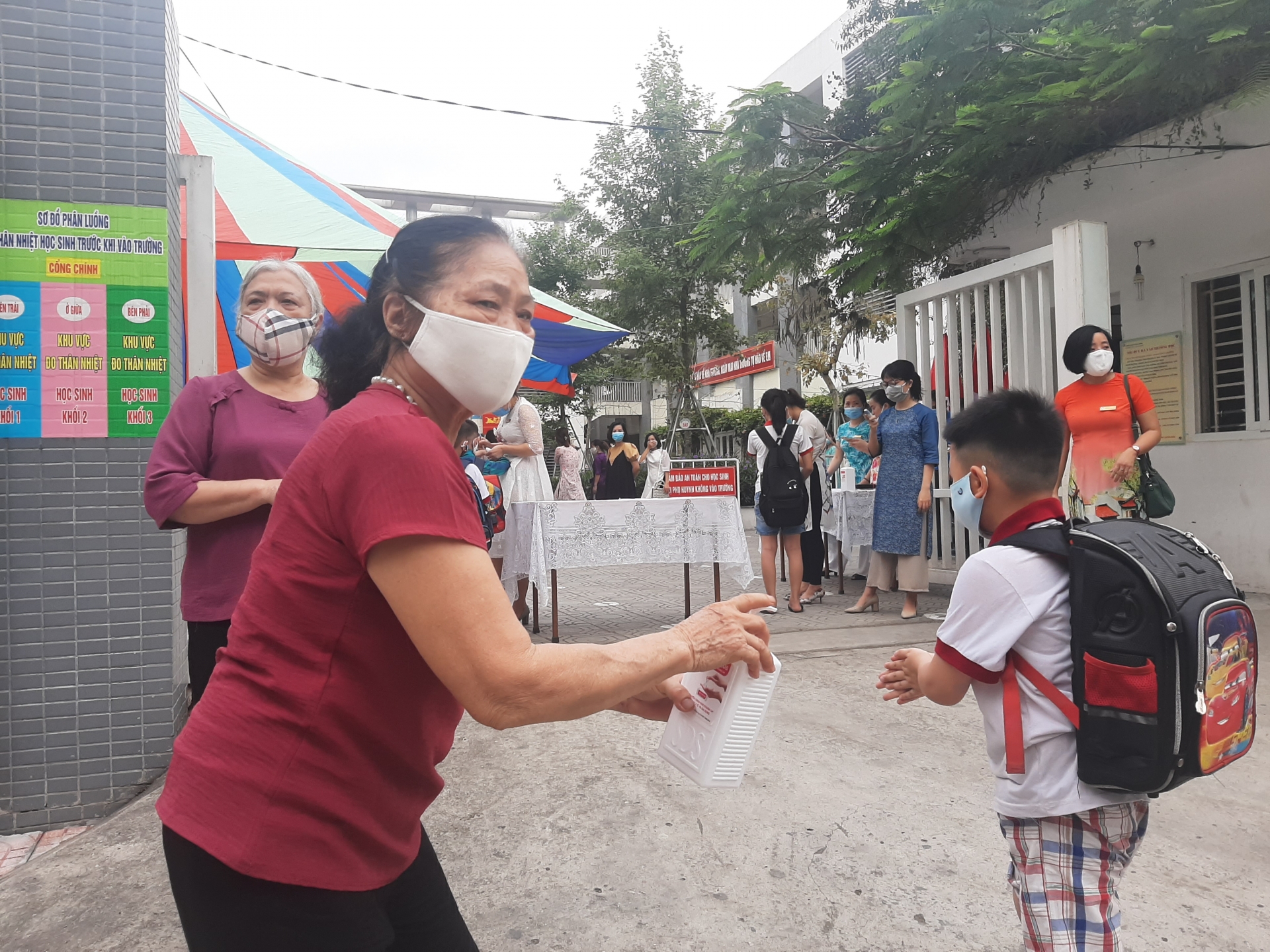 Ghi nhận ngày đầu học sinh mầm non, tiểu học trở lại trường phu huynh giao vien trong ngay hoc sinh mam non tieu hoc tro lai truong